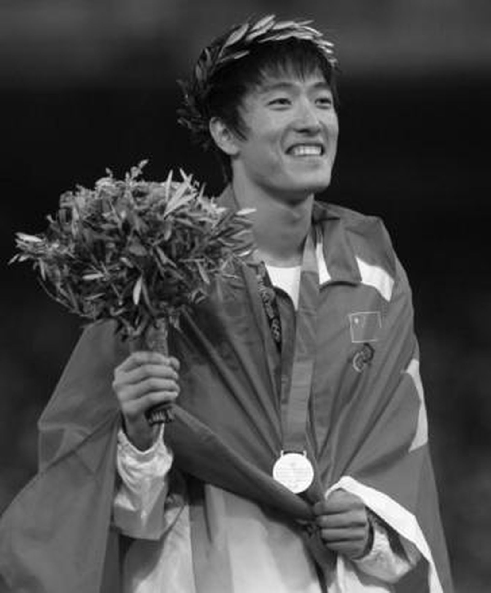 Liu Xiang, en lo más alto del podio tras la final de la prueba de 110 metros vallas de Atenas 2004.
