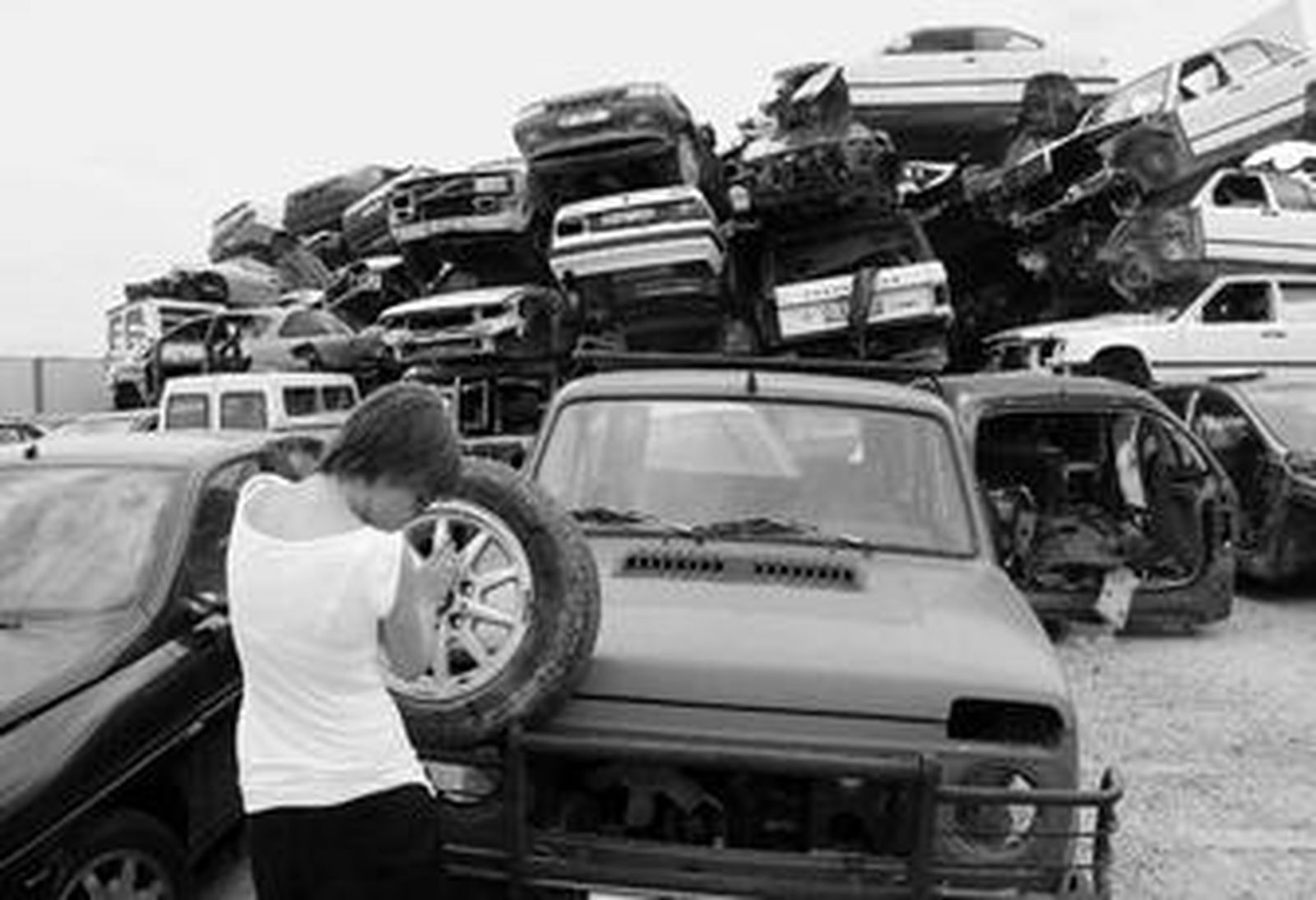 Una usuaria busca piezas en un desguace.