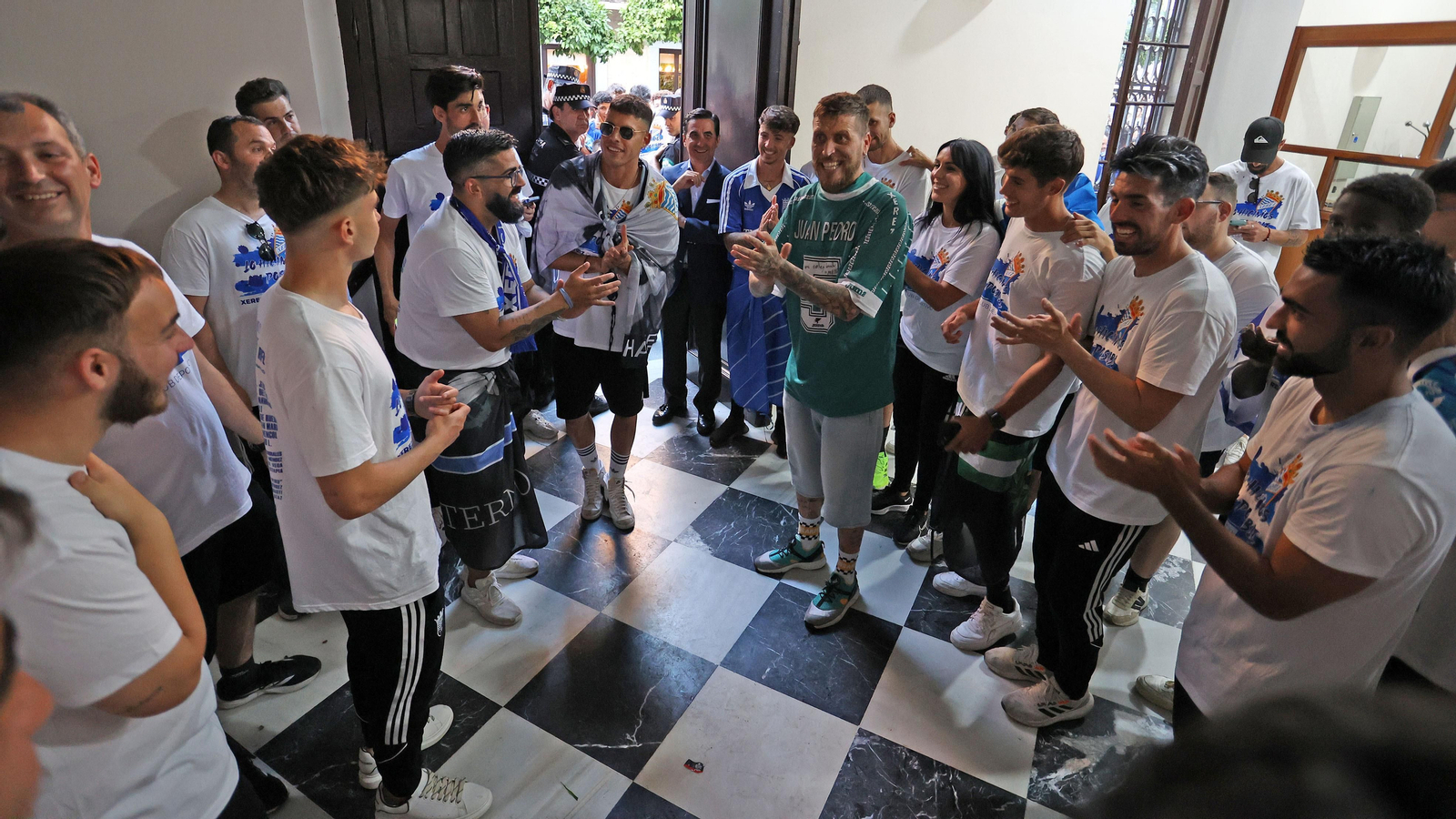 Baño de masas del Xerez CD en Jerez por su ascenso