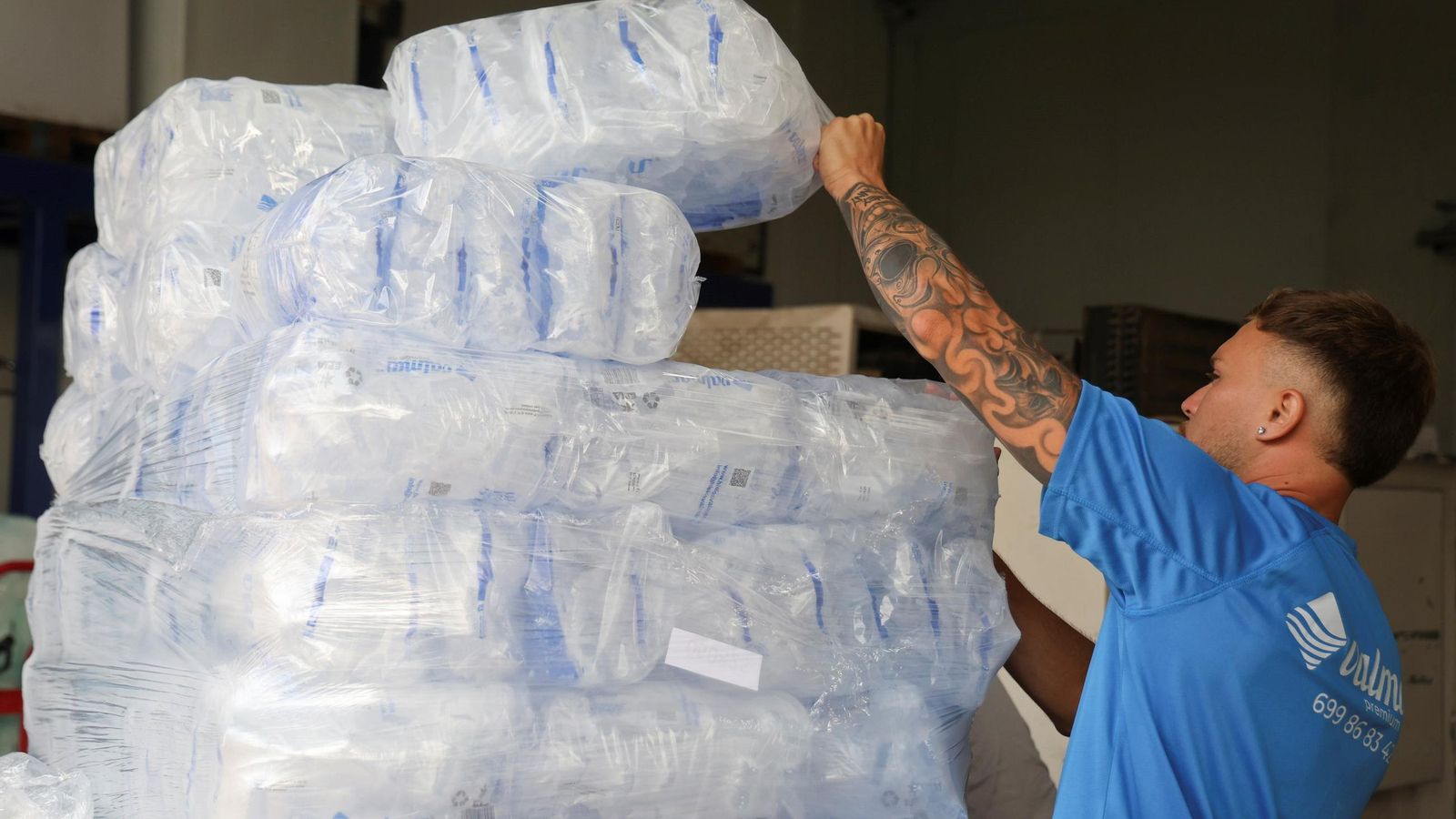 Un operario de Hielo Valmar, cargando sacos de hielo.