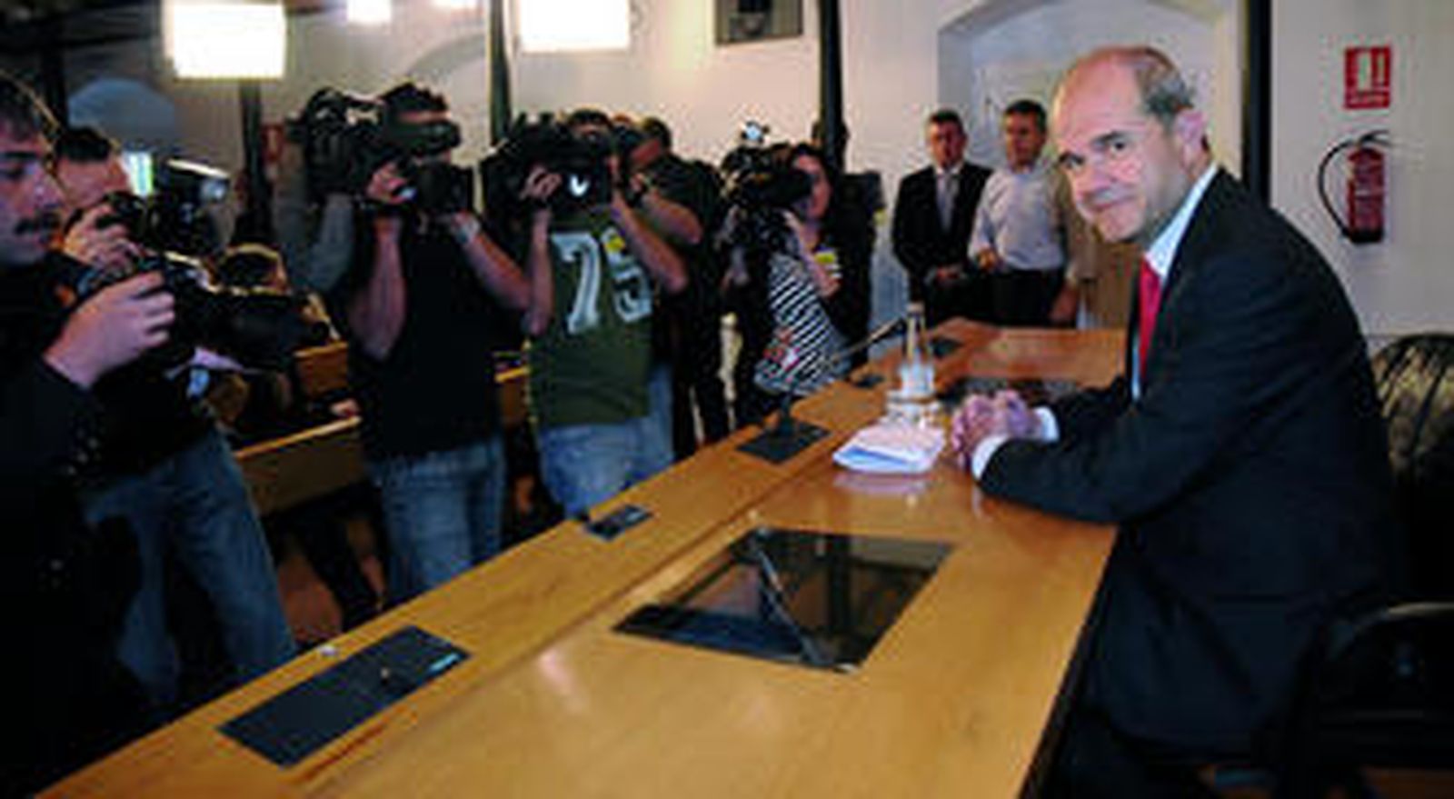 Manuel Chaves sonríe ante la presencia de redactores gráficos ayer en rueda de prensa.