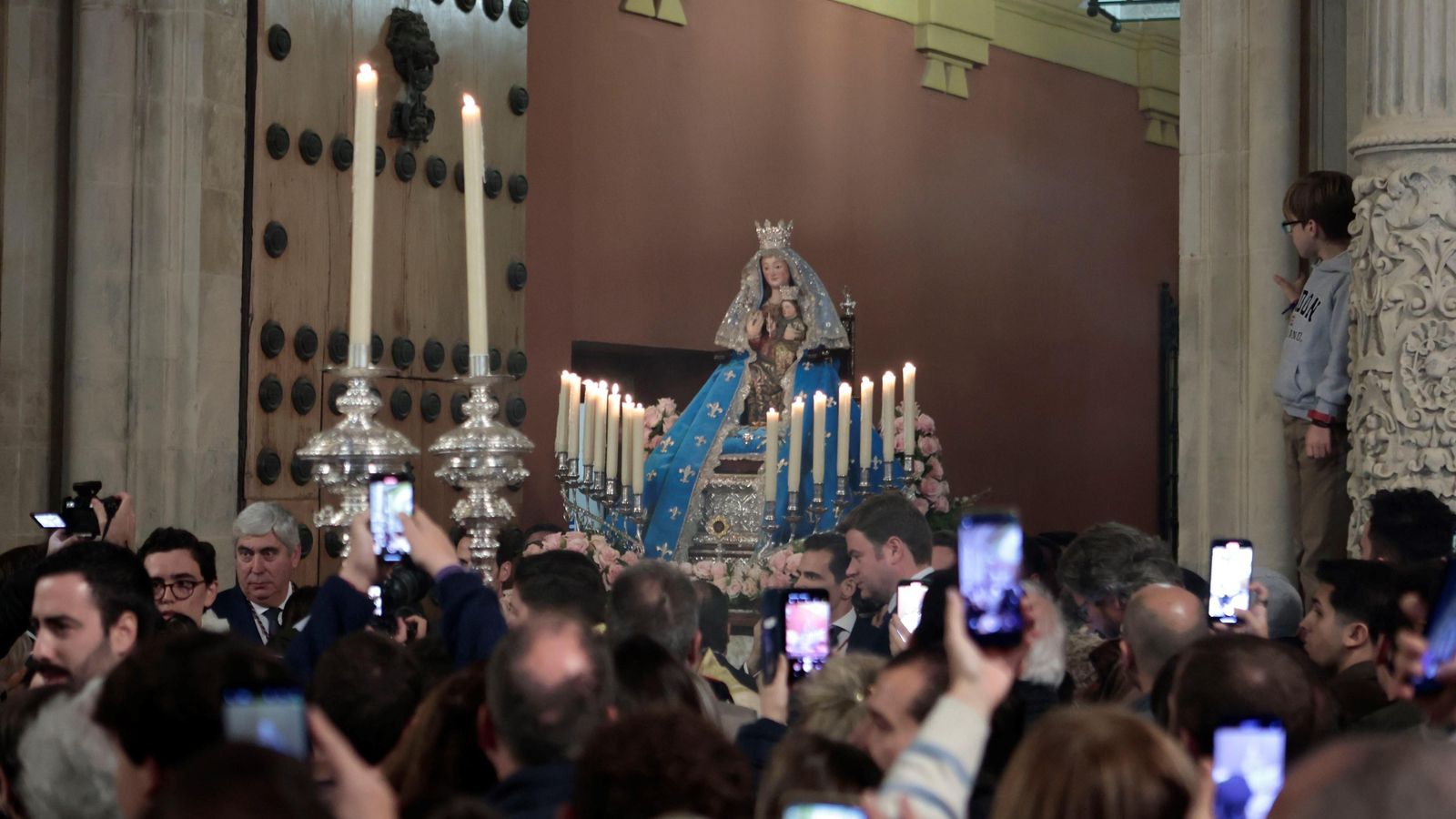 La Virgen de Valme ya en las andas saliendo del Arzobispado.