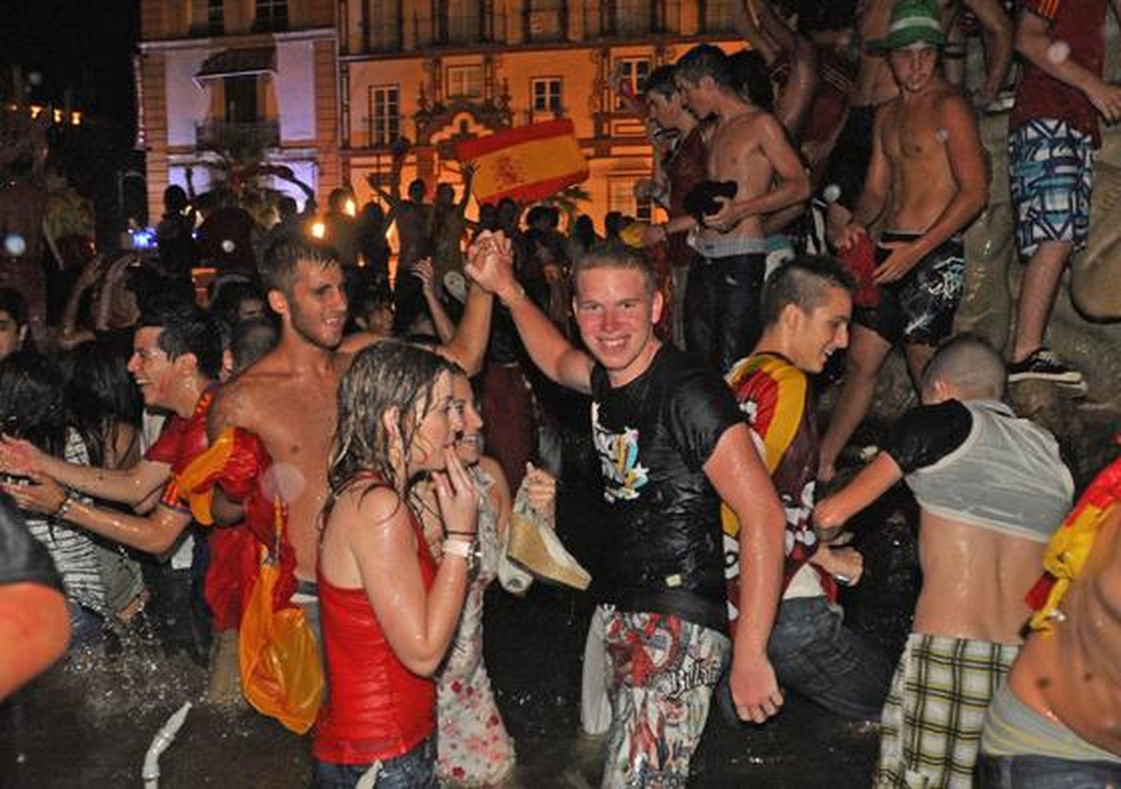 Sevillanos eufóricos con la victoria de España. 

Foto: Manuel Gómez