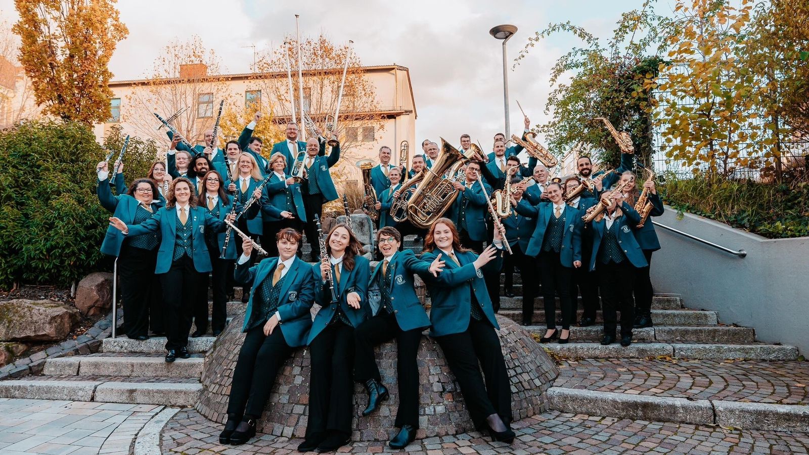 Daniel, saxo a la derecha arriba, con la agrupación musical Musikverein Feuerwehrkapelle Nussloch.