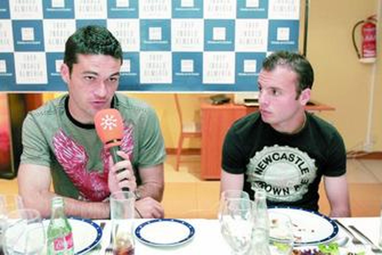 Jorge Molina -izquierda- y Juli -derecha- fueron los protagonistas de ayer en la tertulia de 'La Jugada' en el hotel Tryp Indalo.