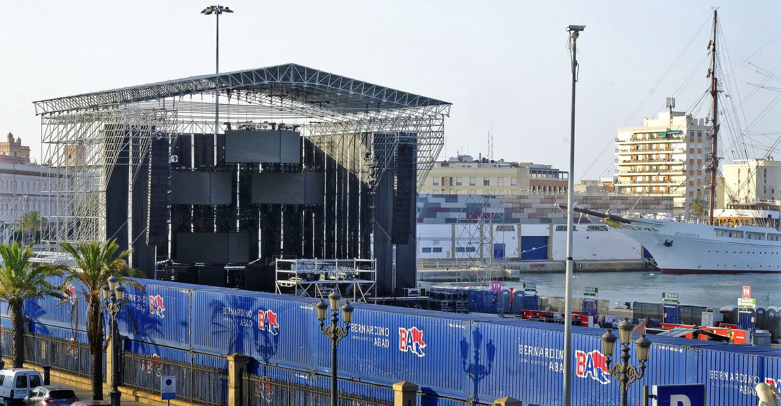 El escenario situado en el Muelle Ciudad del puerto de Cádiz acogió ayer la prueba de sonido previa al concierto de hoy.