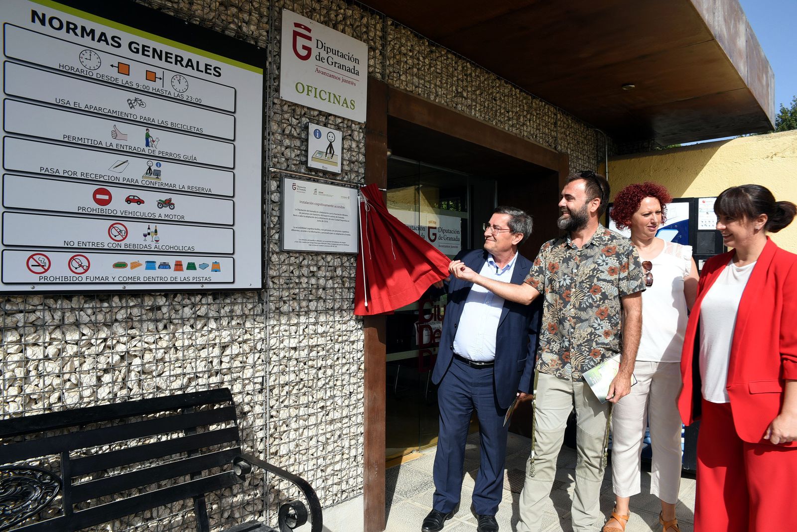 Acto de presentación, el pasado mes de junio, donde estuvieron presentes el presidente de la Diputación de Granada, la diputada de Bienestar Social, la de Deportes y Administración Electrónica y el representante de la Asociación Mírame de Granada.