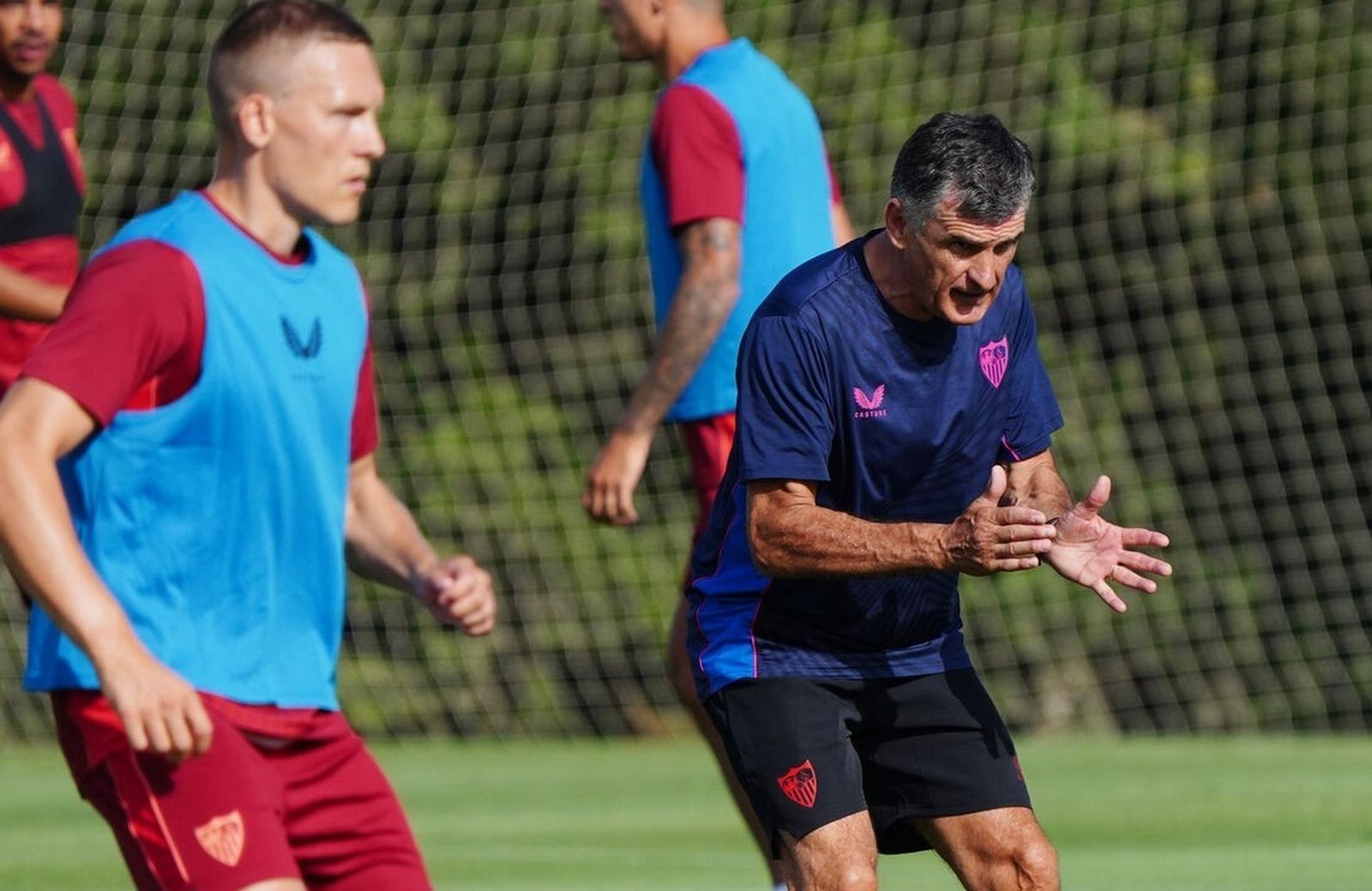 Mendilibar arenga a sus futbolistas pidiéndoles ritmo.