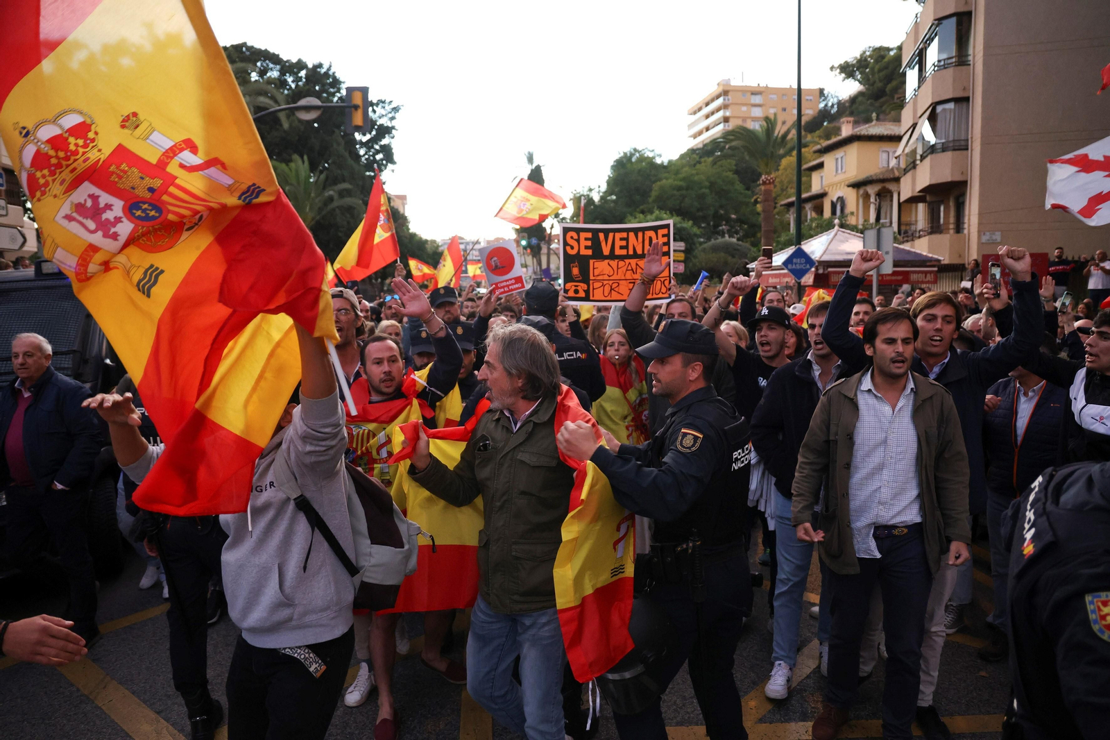 Las fotos de la protesta en Málaga contra Pedro Sánchez: "Se vende España por 7 votos" Las fotos de la protesta en Málaga contra Pedro Sánchez: "Se vende España por 7 votos"
