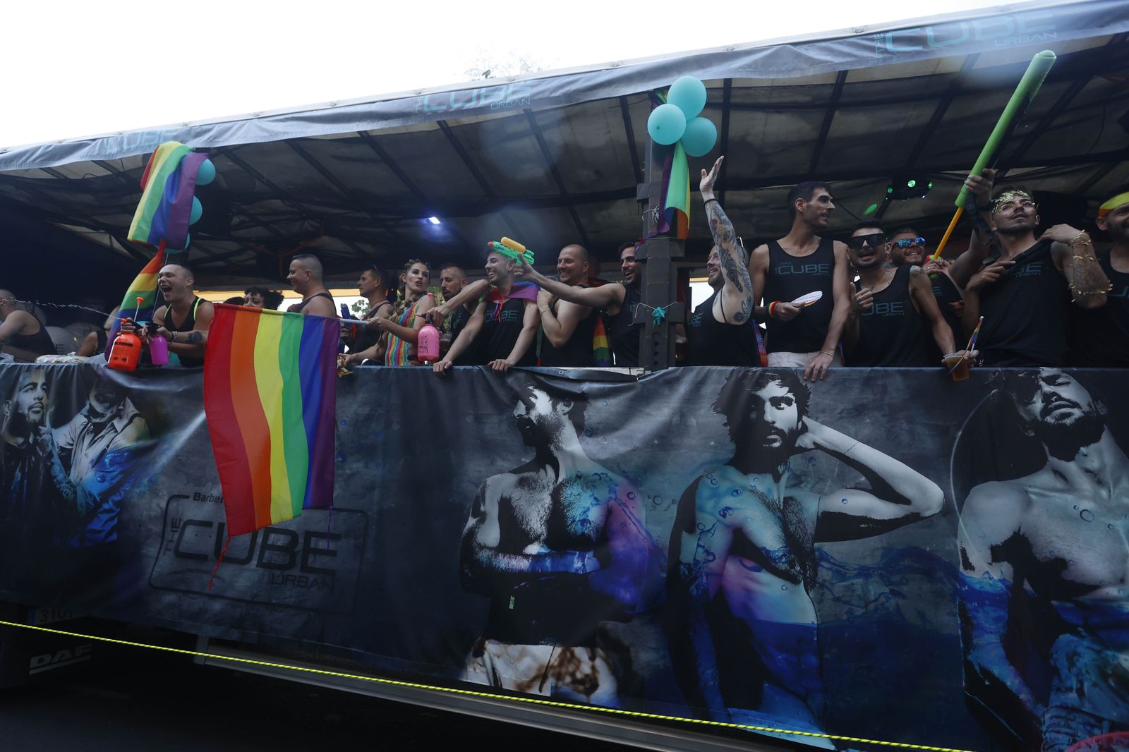 Las imágenes de la cabalgata del orgullo en Sevilla  2022