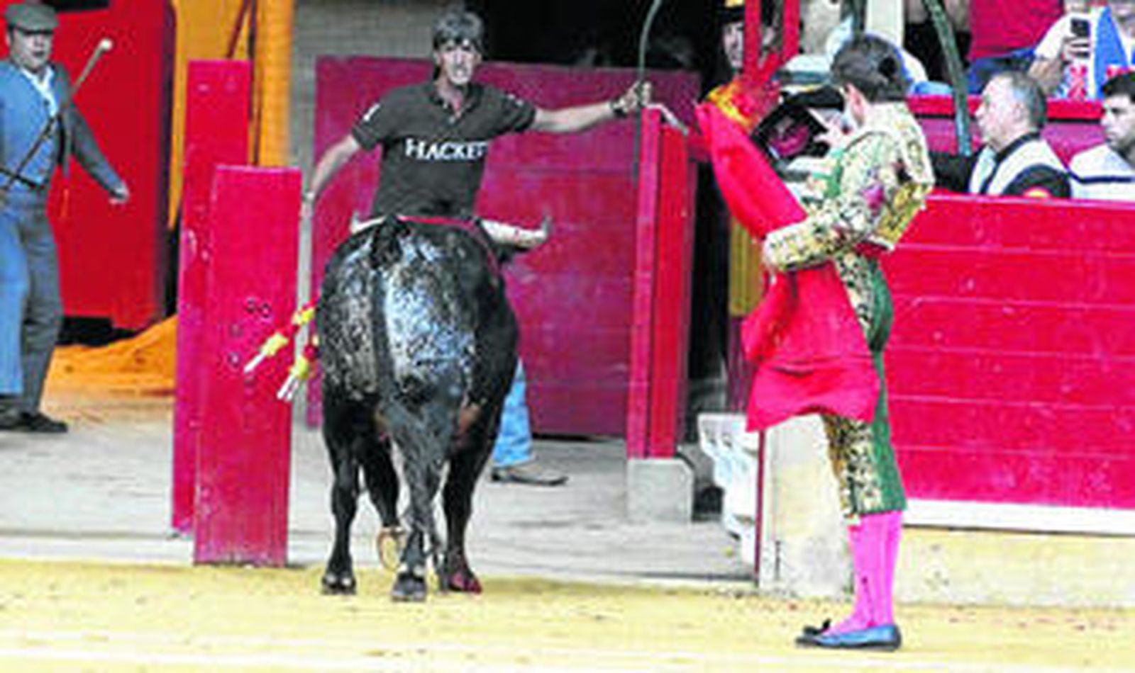 Quejoso, de Los Maños, sangre Santacoloma, camino de los corrales tras haber obtenido el indulto, ante la mirada de Jonathán Varea.