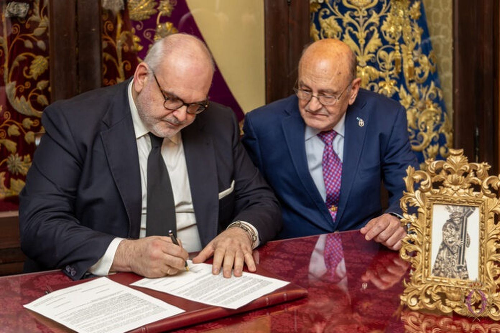 El hermano mayor, Javier Fernández, y Joaquín López, del taller Santa Bárbara