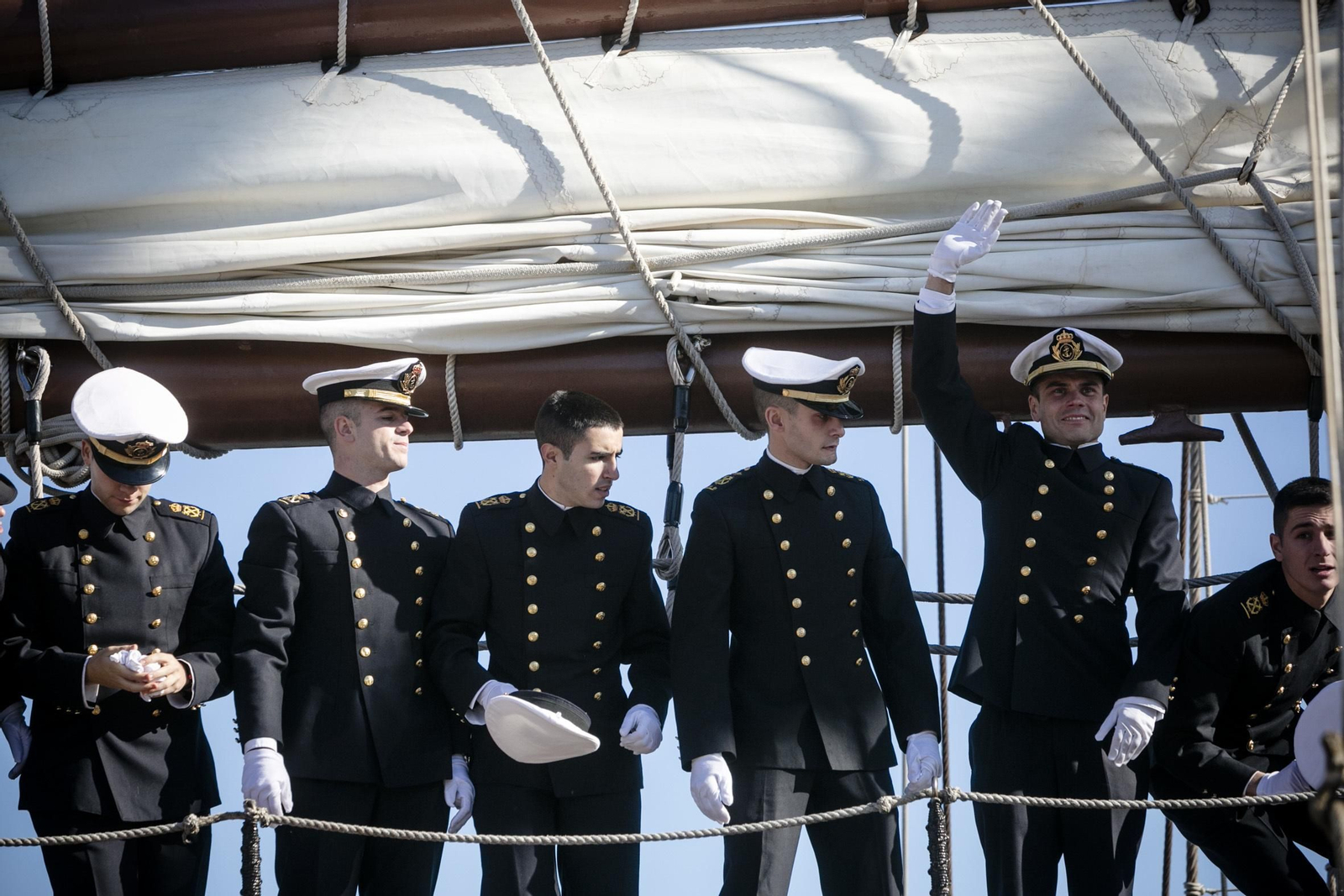 Elcano inicia su XCI crucero de instrucción en Cádiz