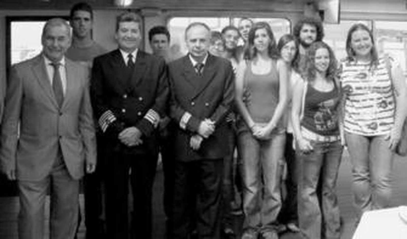 Los alumnos de la UCA con el decano de la Facultad de Ciencias Náuticas y el capitán del Fortuny, ayer antes de partir hacia las Islas Canarias.