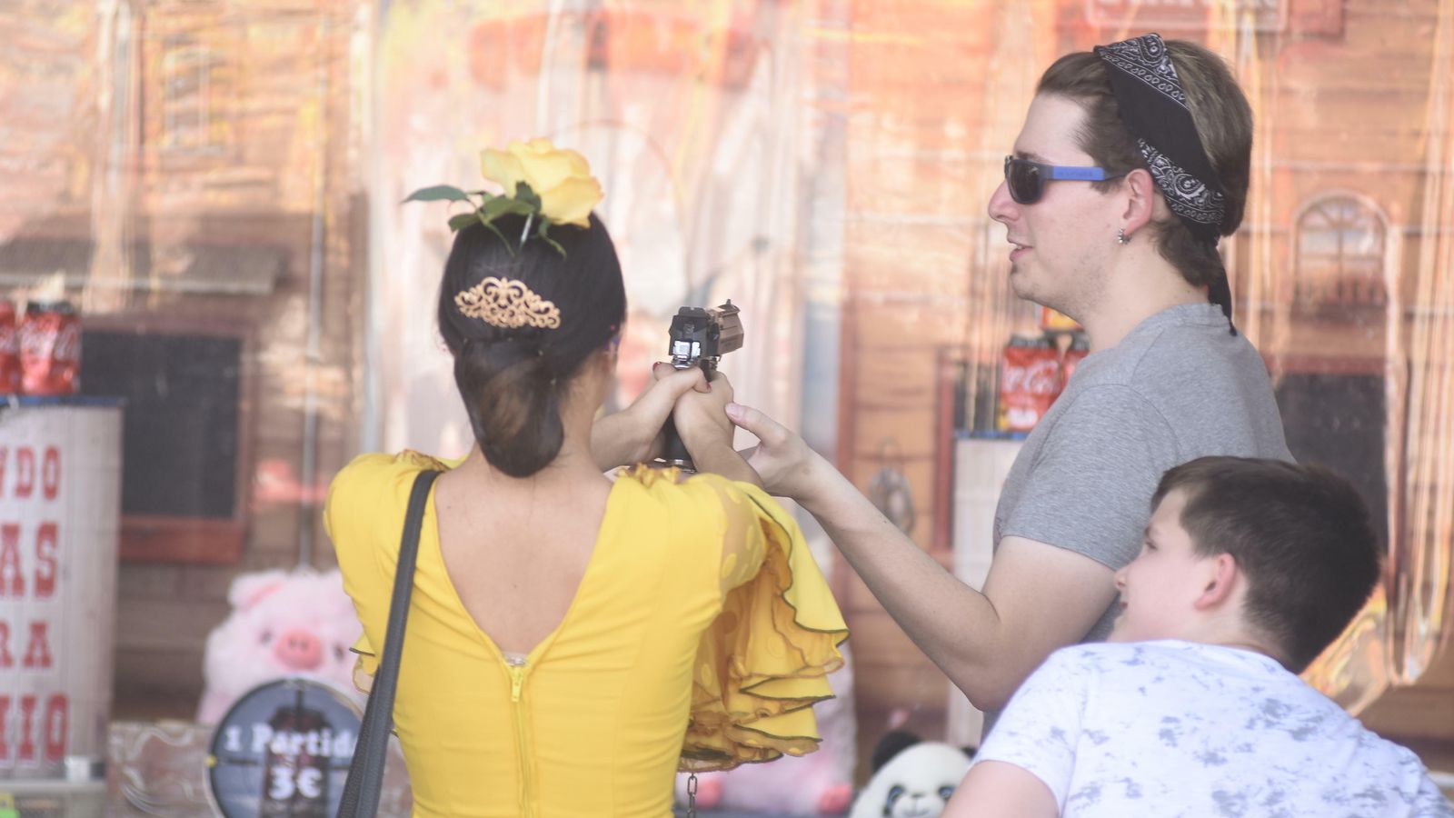 Una joven vestida de gitana prueba suerte.