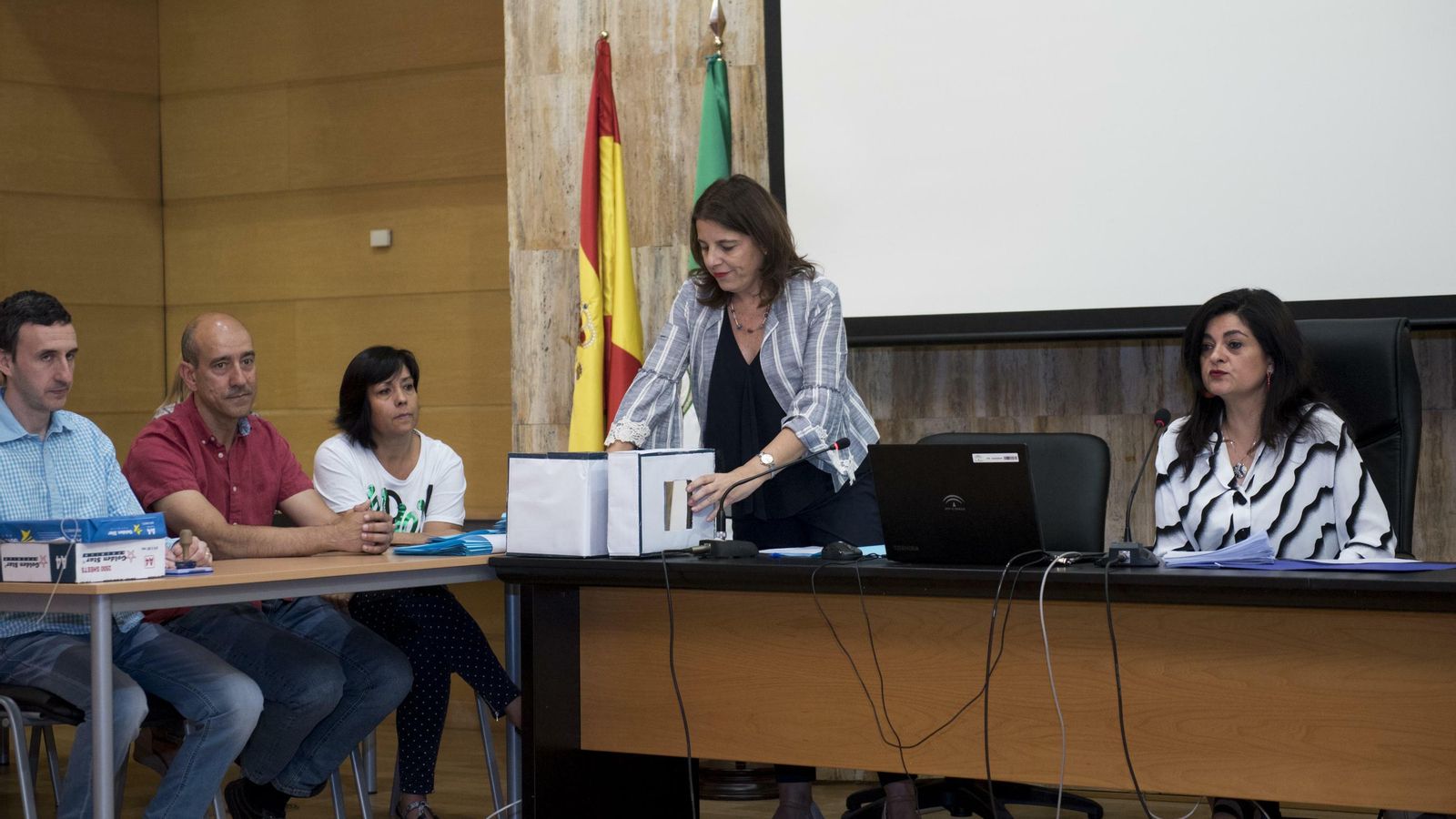 La urna de cartón que ha guardado las dos papeletas