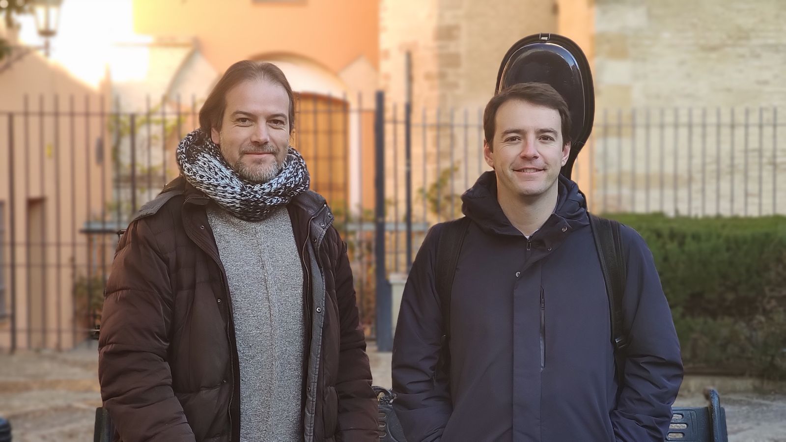Jordan Fumadó y Alejandro Marías en una plaza sevillana.