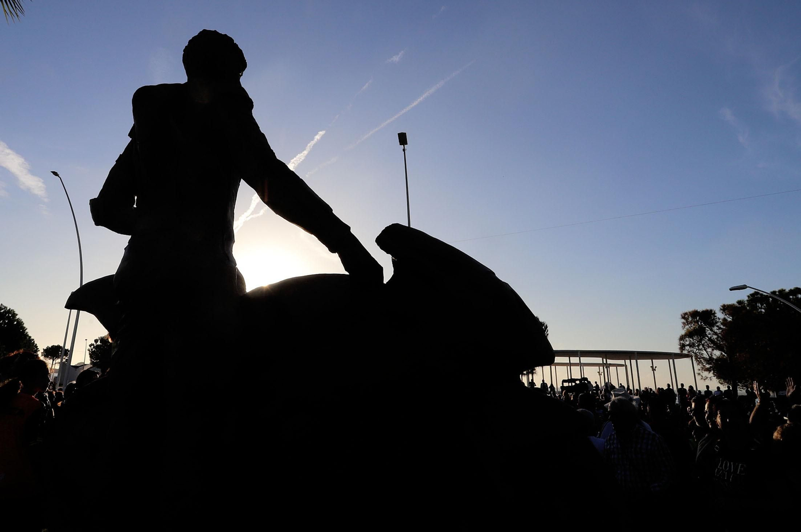 Imágenes del monumento a Súper Hugo en la rotonda frente al Nuevo Colombino