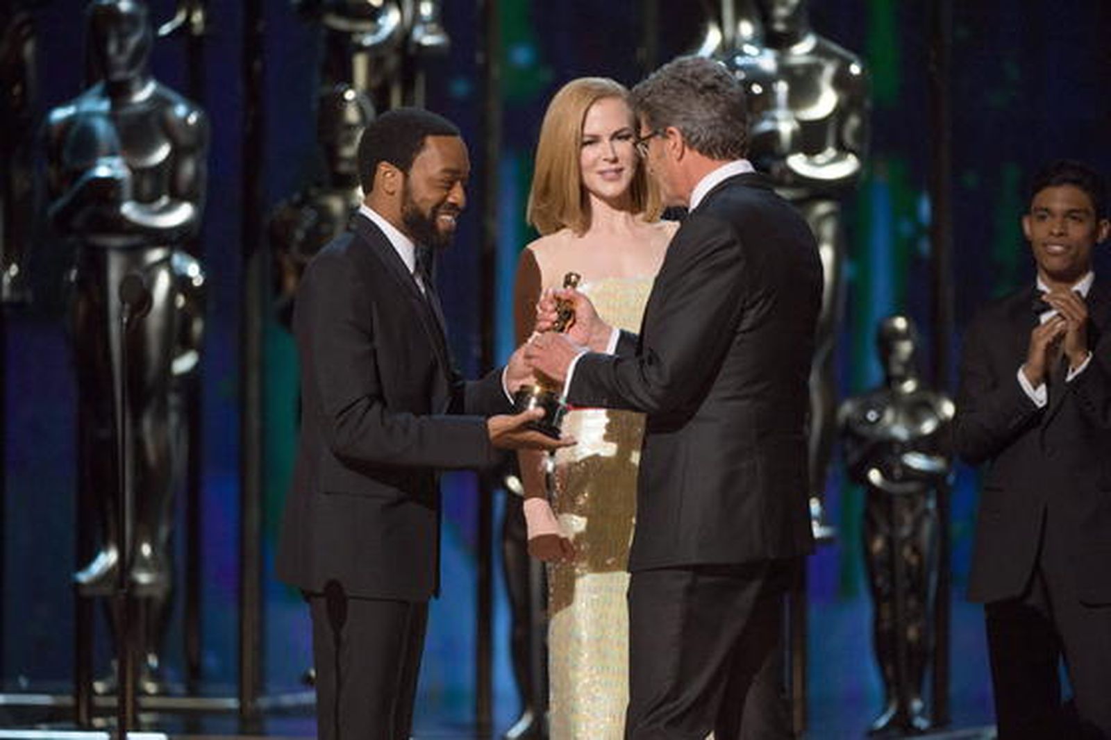 Paweł Pawlikowski recoge su estatuilla a la Mejor película extranjera por 'Ida'.

Foto: EFE