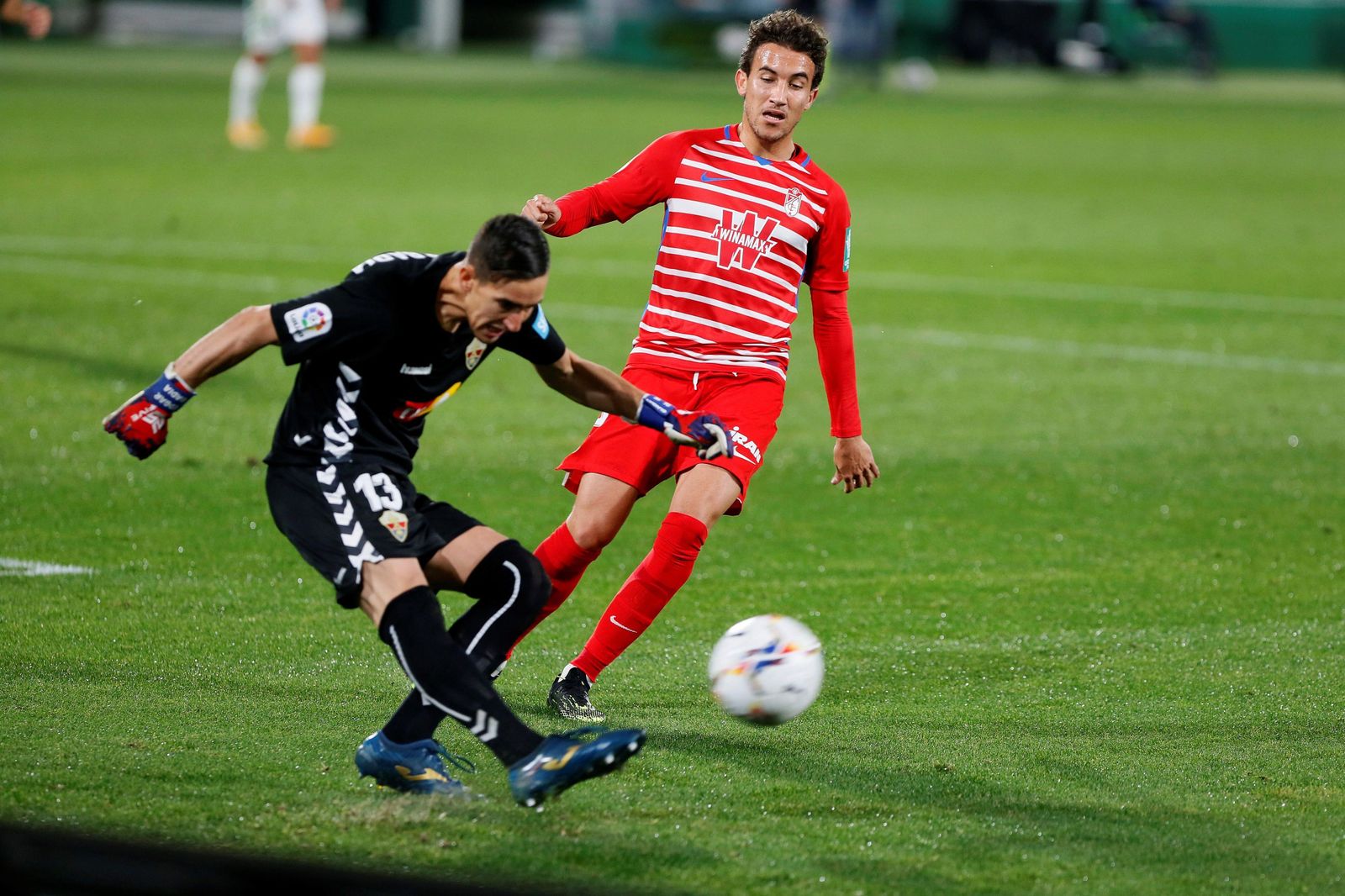 Milla presiona a Badía en el duelo del pasado curso.