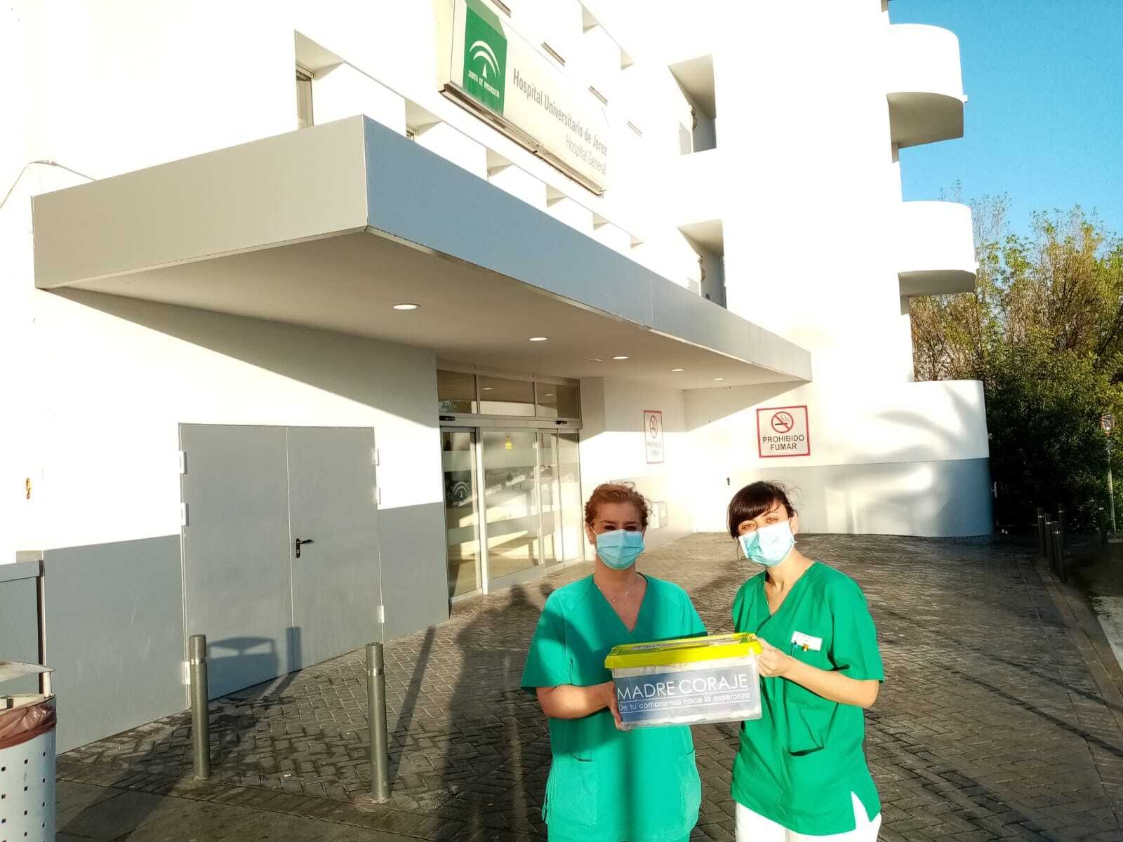 Un momento de la entrega de material.