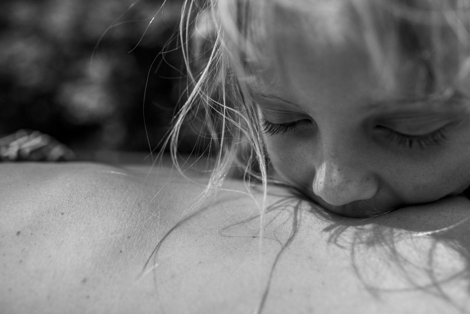 Imagen captada por la fotógrafa Carla Kogelman, ganadora del primer premio de la categoría 'Long-Term Projects'. La foto muestra el ombligo de Hannah y Sonja en el pueblo de Merkenbrechts, Austria, el 8 de agosto de 2013. Hannah y Alena son dos hermanas que viven en Merkenbrechts, un pueblo bioenergético de unos 170 habitantes en Waldviertel, una zona rural aislada de Austria, cerca de la frontera checa. Las niñas tienen dos hermanos mayores, pero pasan la mayor parte de su tiempo juntas en una vida despreocupada, nadando, jugando al aire libre y absortos en los juegos de la casa. Una aldea de bioenergía es la que produce la mayor parte de sus propias necesidades de energía a partir de la biomasa local y otras fuentes renovables.