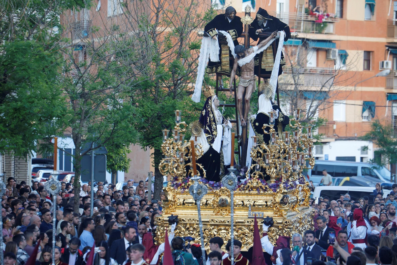 La procesión del Descendimiento en este Viernes Santo de Córdoba, en imágenes
