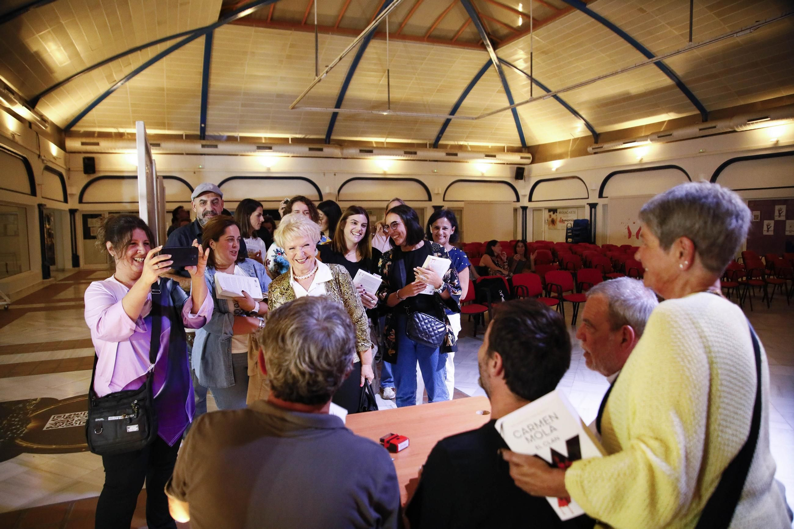 Las imágenes de la presentación del libro "El Clan" de Carmen Mola en Mojácar