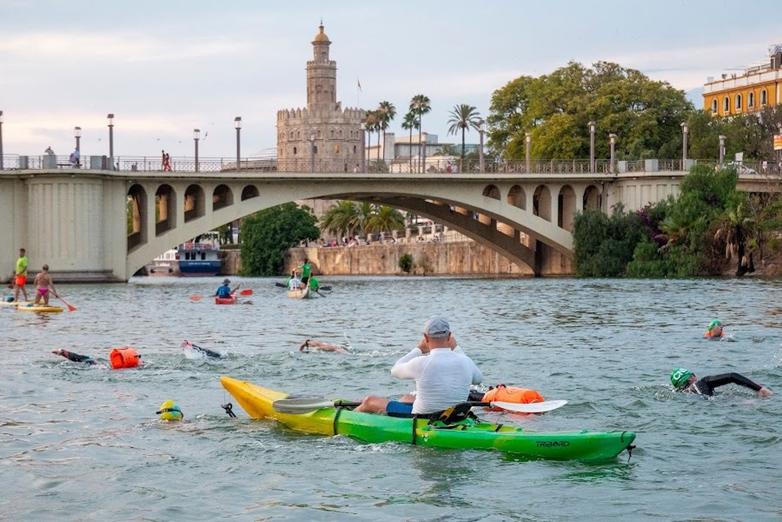 Triatlón a lo largo del Guadalquivir a beneficio de la Fundación Vicente Ferrer