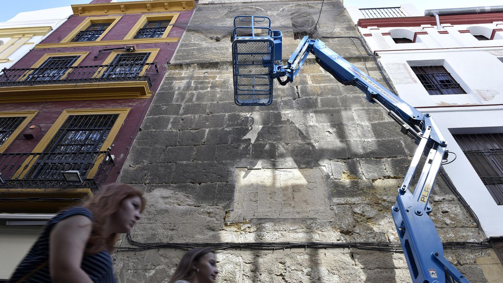 Intervención de "emergencia" en la torre de la iglesia del Salvador para evitar desprendimientos