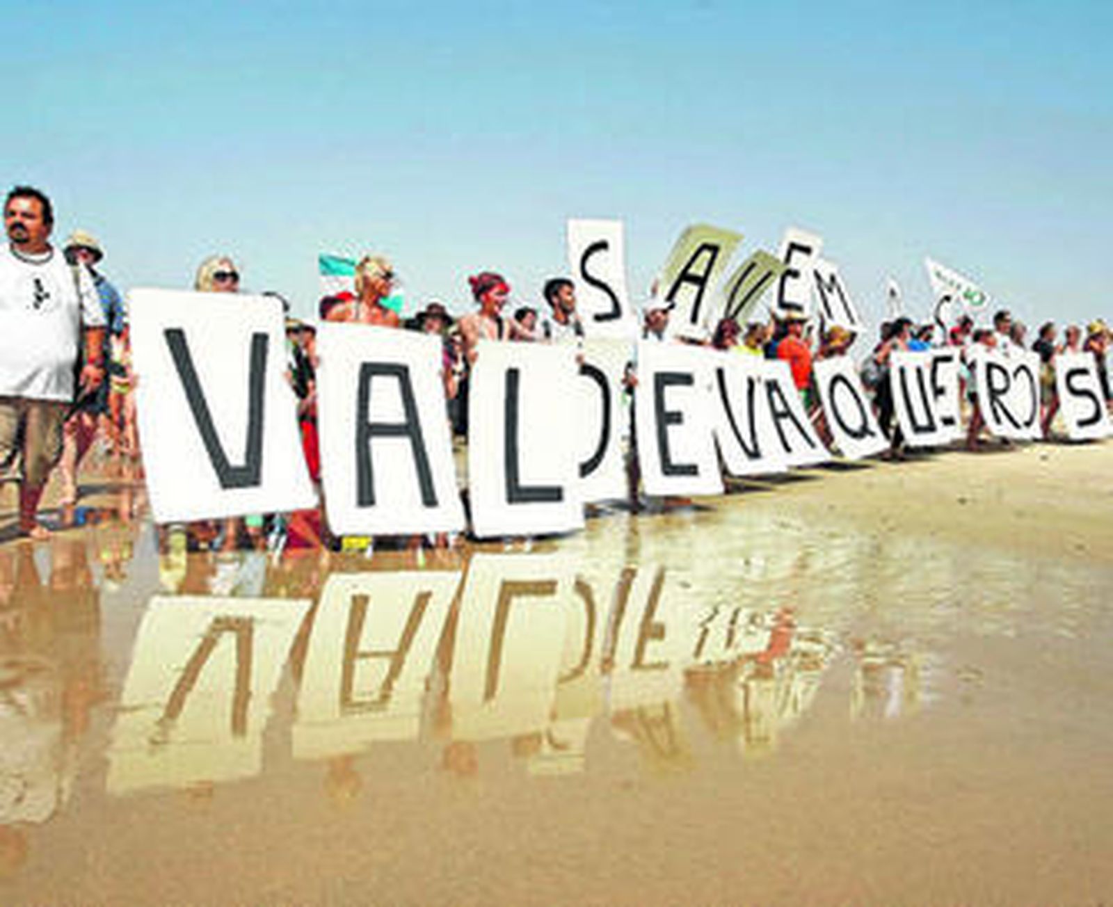 Numerosas personas participan en un acto en la playa contra el proyecto urbanístico, el pasado verano.