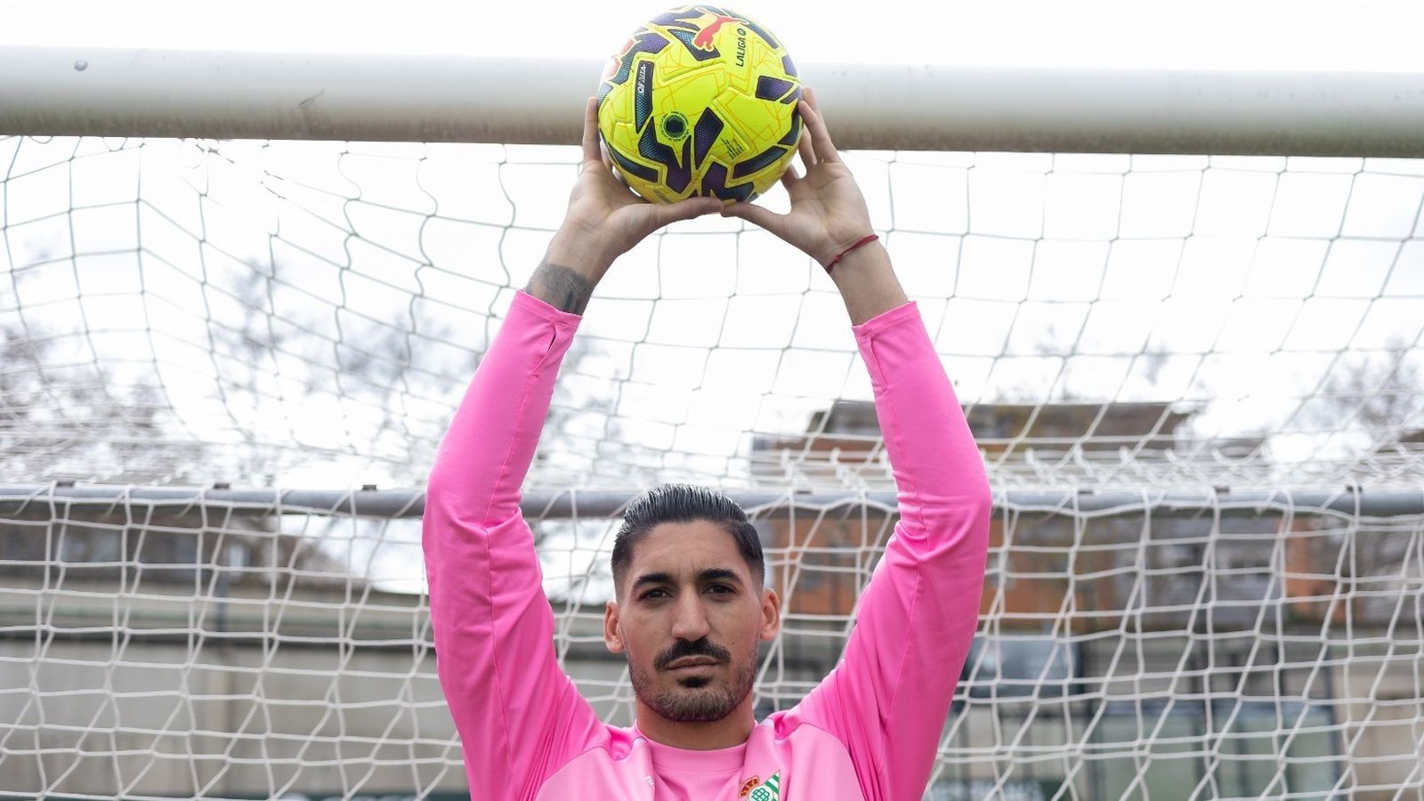 Álvaro Valles posa en una de las porterías de la ciudad deportiva.