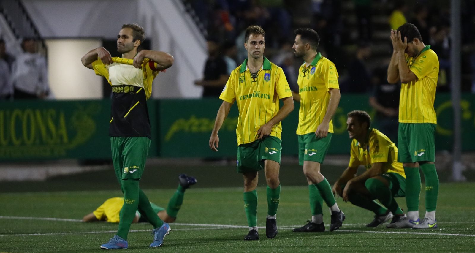 Los jugadores vinícolas, desconsolados tras su revés en el Municipal.