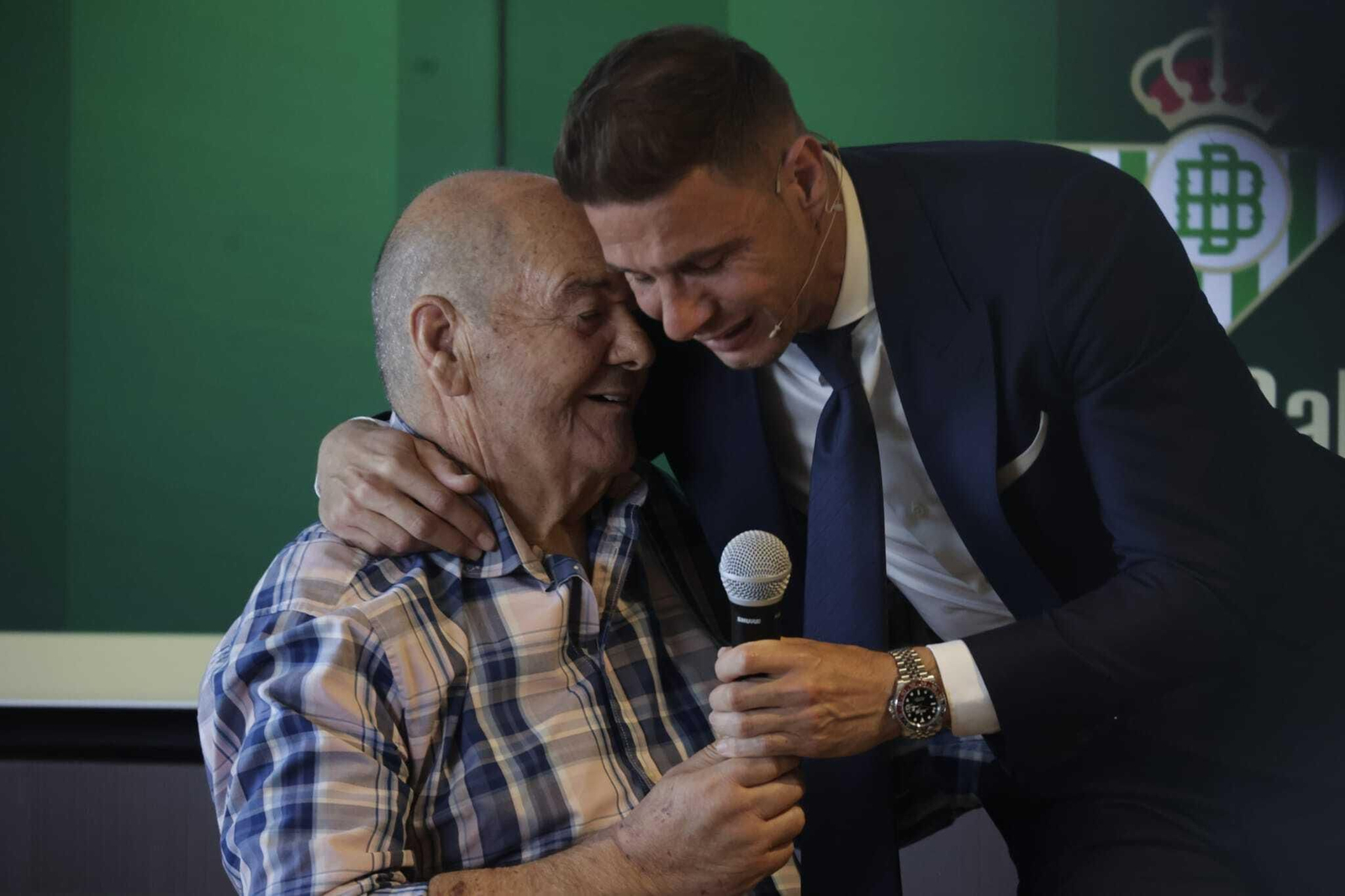 Joaquín abraza a su padre, Aurelio.
