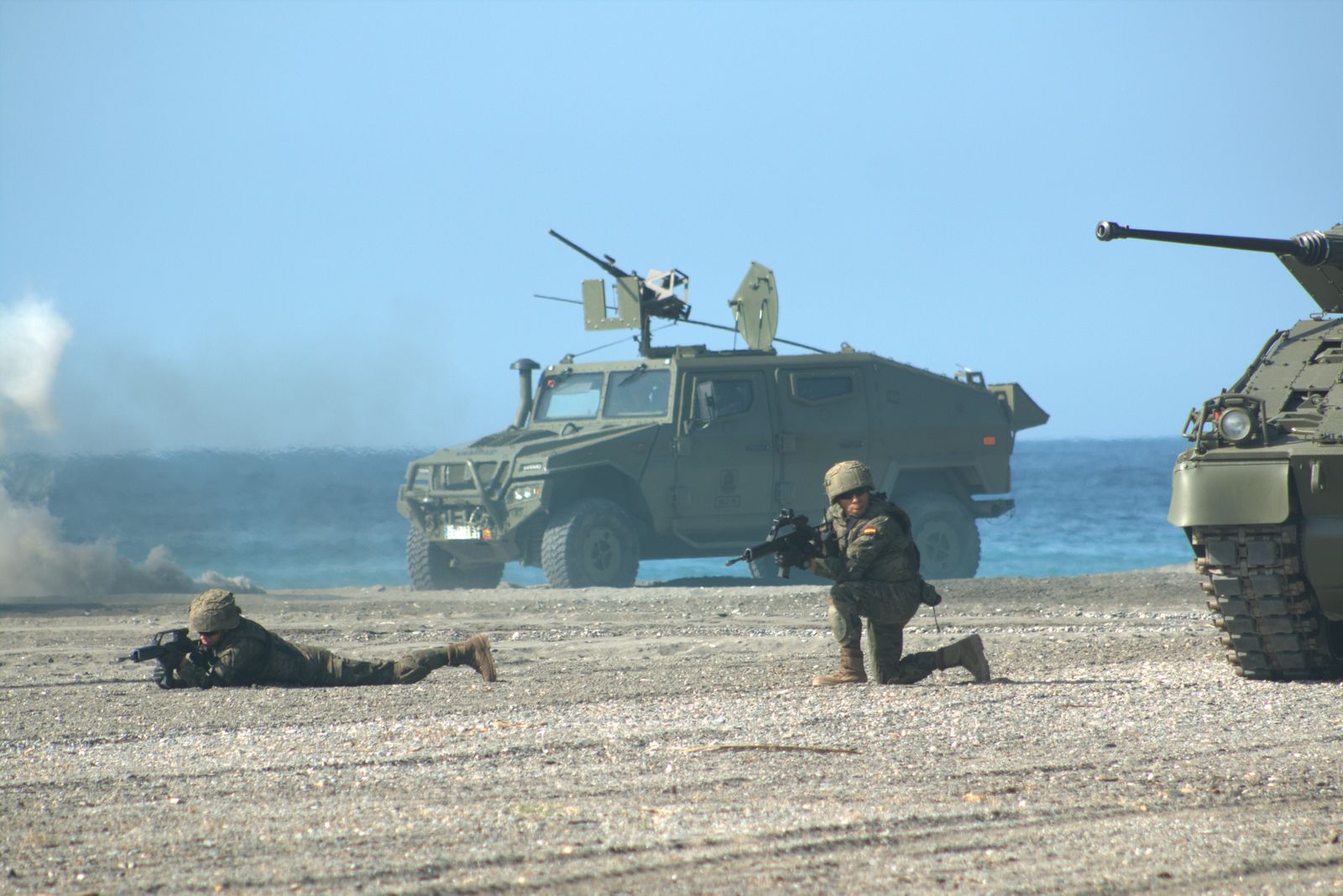 Paracaidistas, aviones y persecuciones marítimo-terrestres, los ensayos de las Fuerzas Armadas en Motril, en imágenes