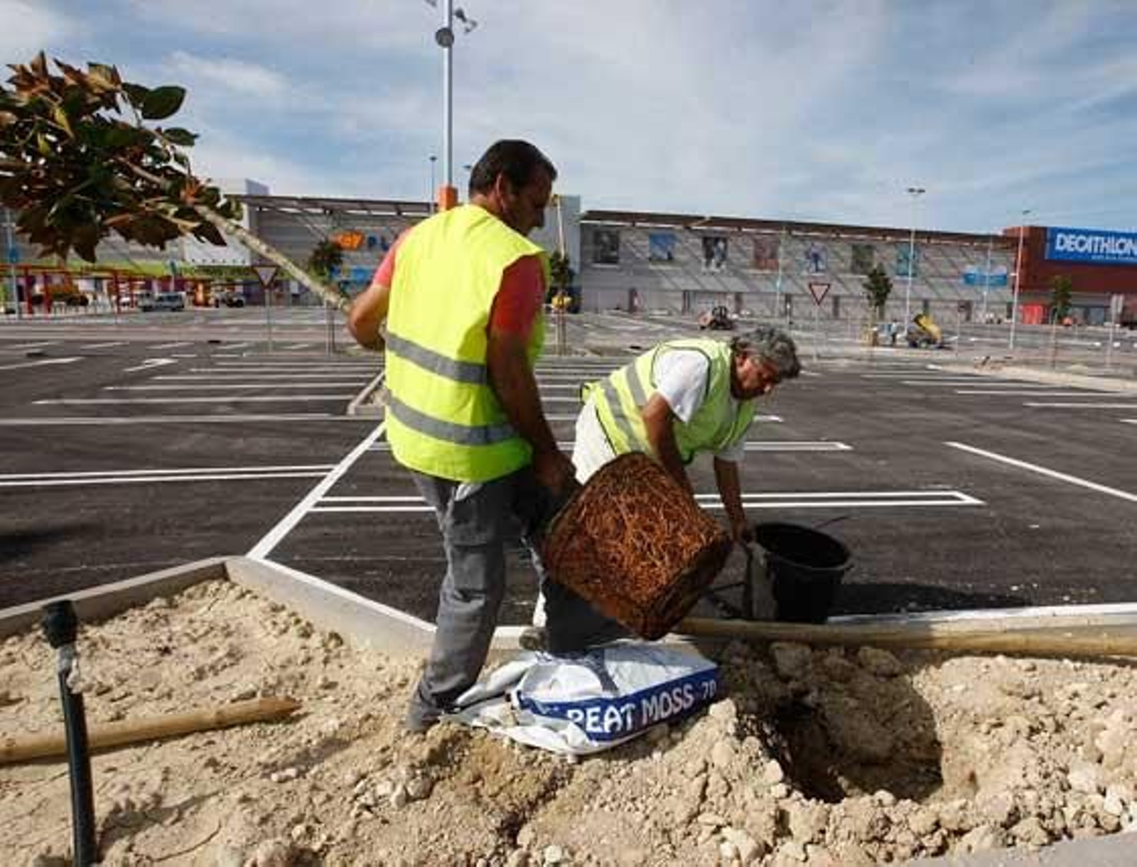 Luz Shopping, el mayor parque comercial de Andalucía, abrirá sus puertas la próxima semana con 1.200 nuevos empleos directos. Las previsiones apúntan a 6 millones de visitas en su primer año.

Foto: Juan Carlos Toro
