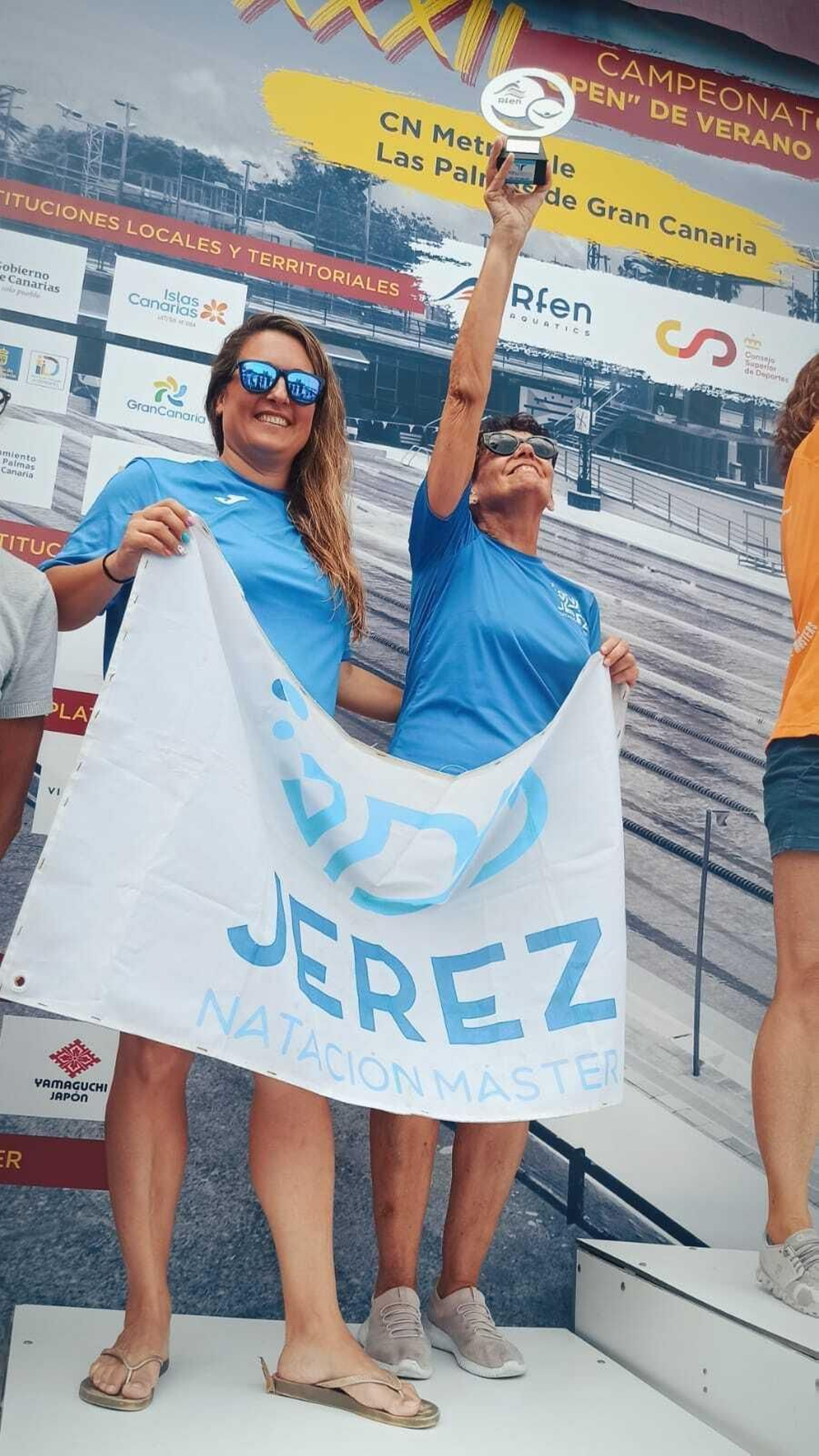 Carmen Asensio levanta el trofeo dedicándoselo a su hijo fallecido.