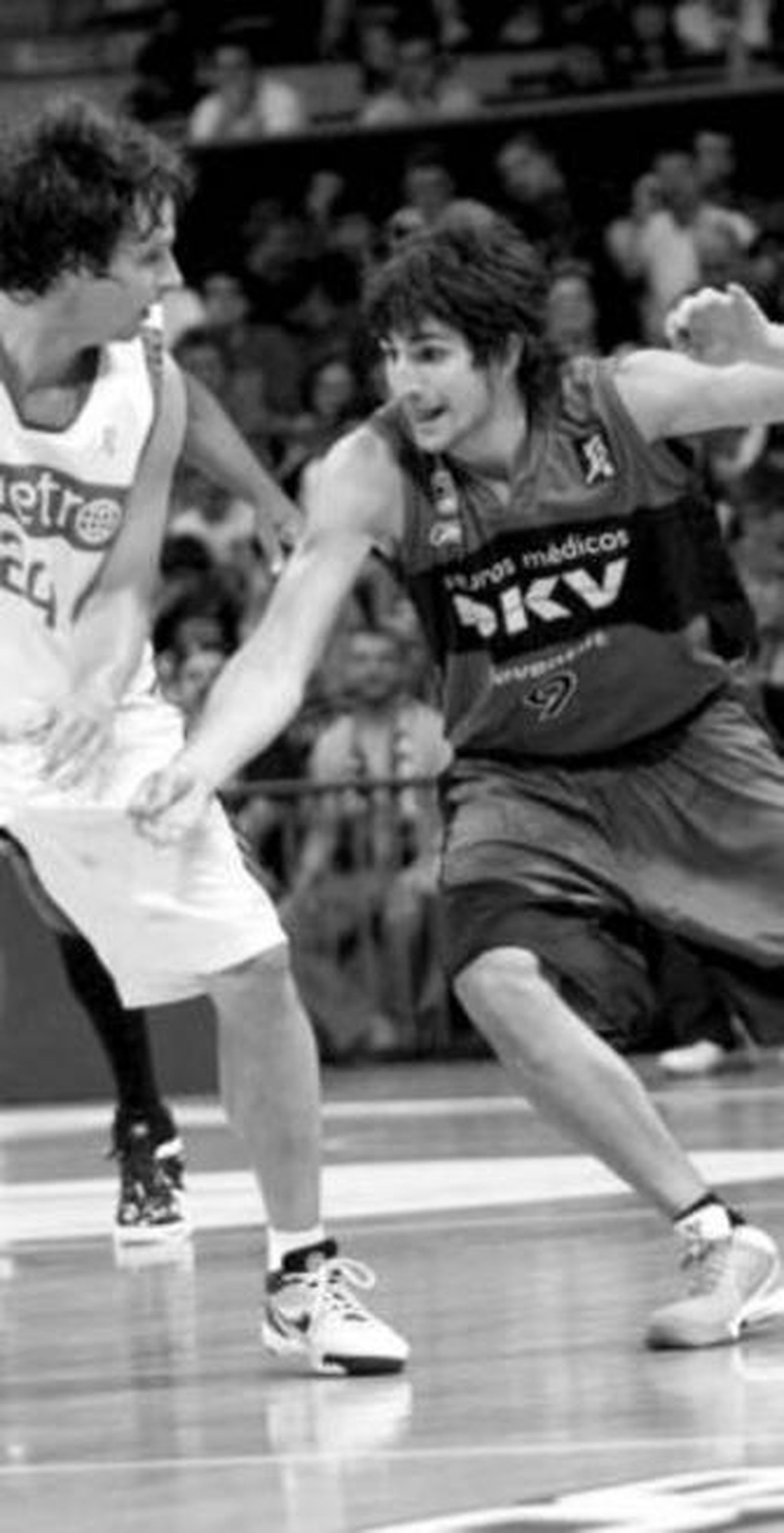 Ricky Rubio, que jugó lesionado, presiona al madridista Raúl López.