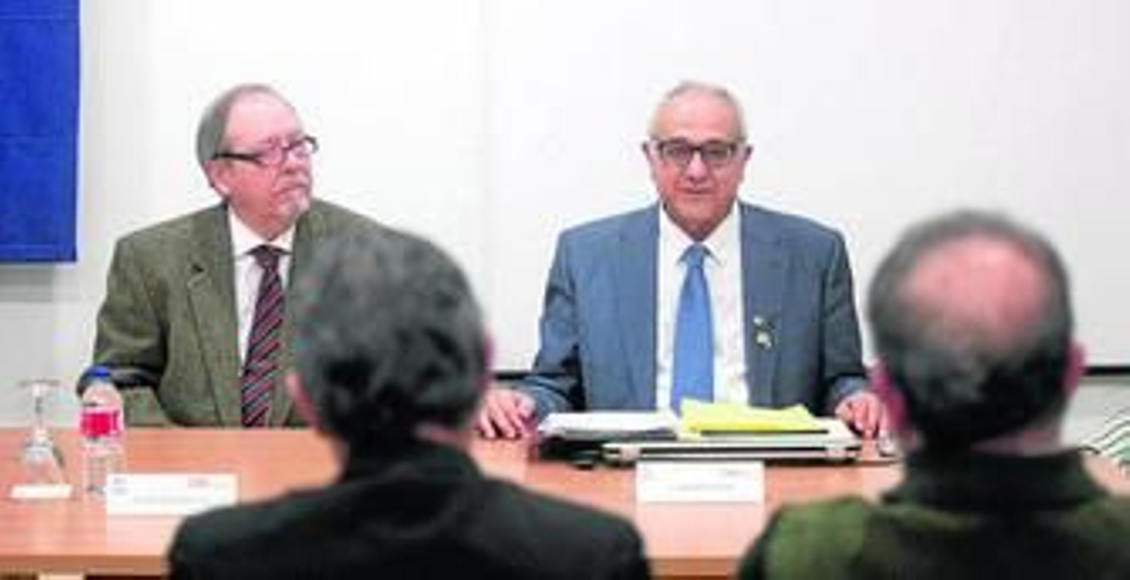 El director de la sede, Antonio Monclús, y el investigador e historiador Abraham Haim, ayer durante la conferencia.