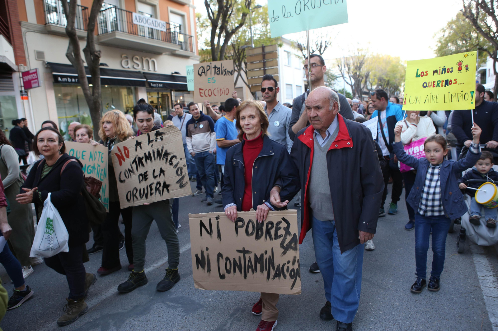 La manifestación de los vecinos de Montilla contra la orujera, en imágenes