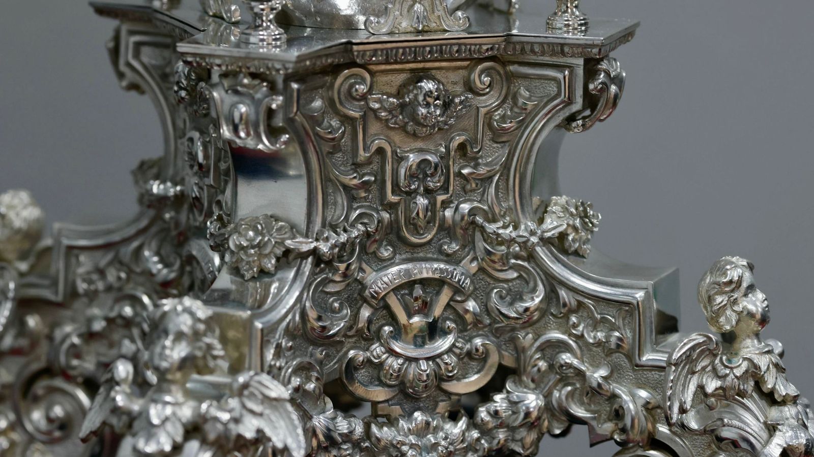 La base de la pieza donada por la Esperanza de Triana