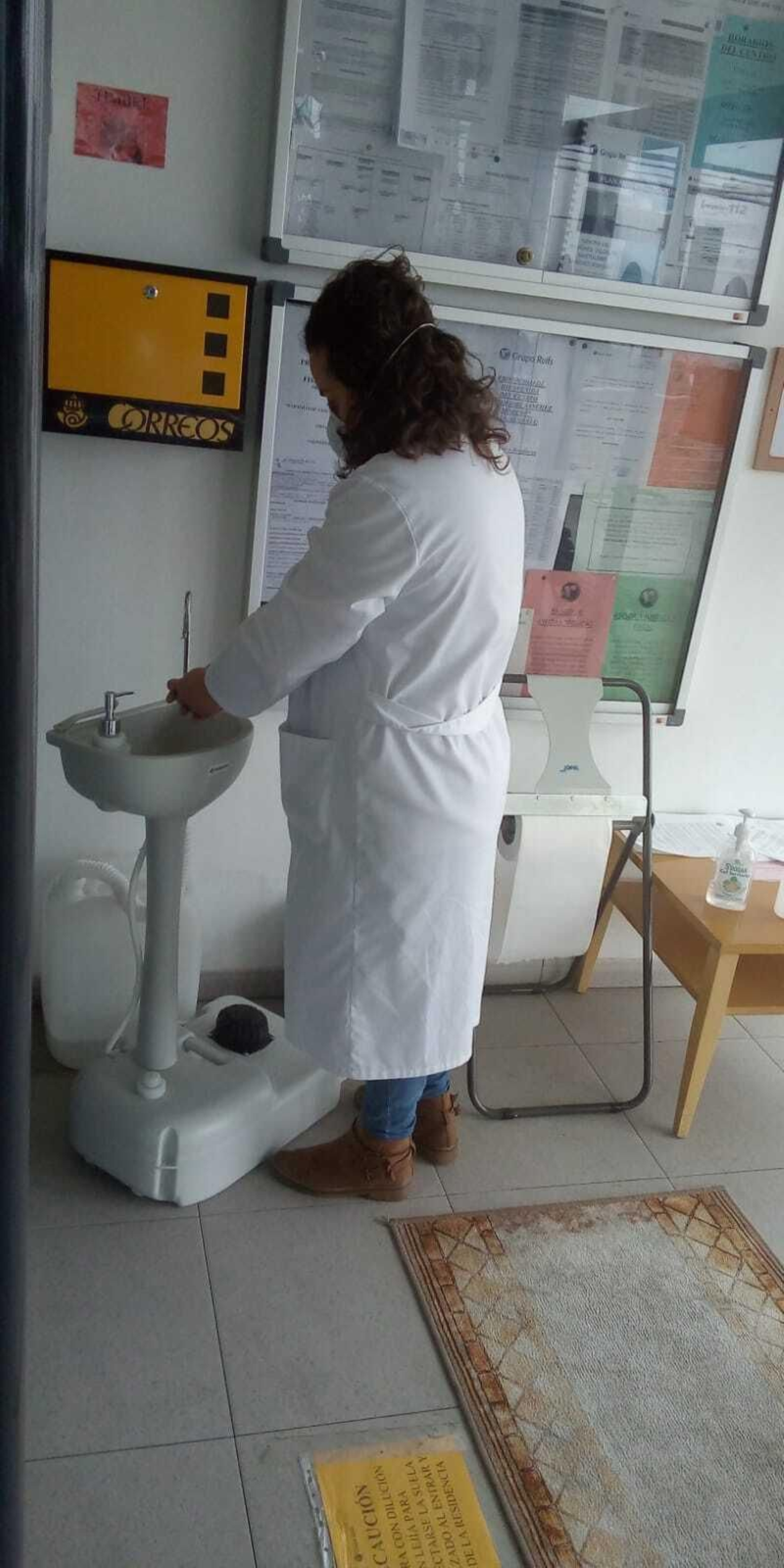 Lavabos portátiles con solución hidroalcohólica para la higiene