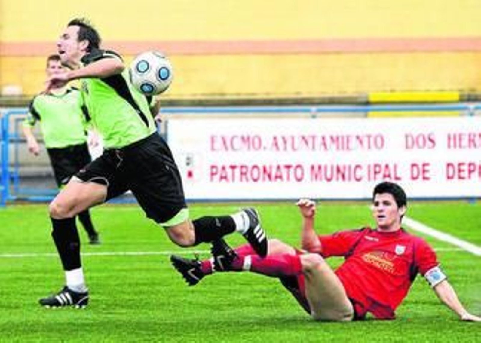 Dani Albacete, lanzándose con todo para frenar a un rival en su etapa en el Dos Hermanas.