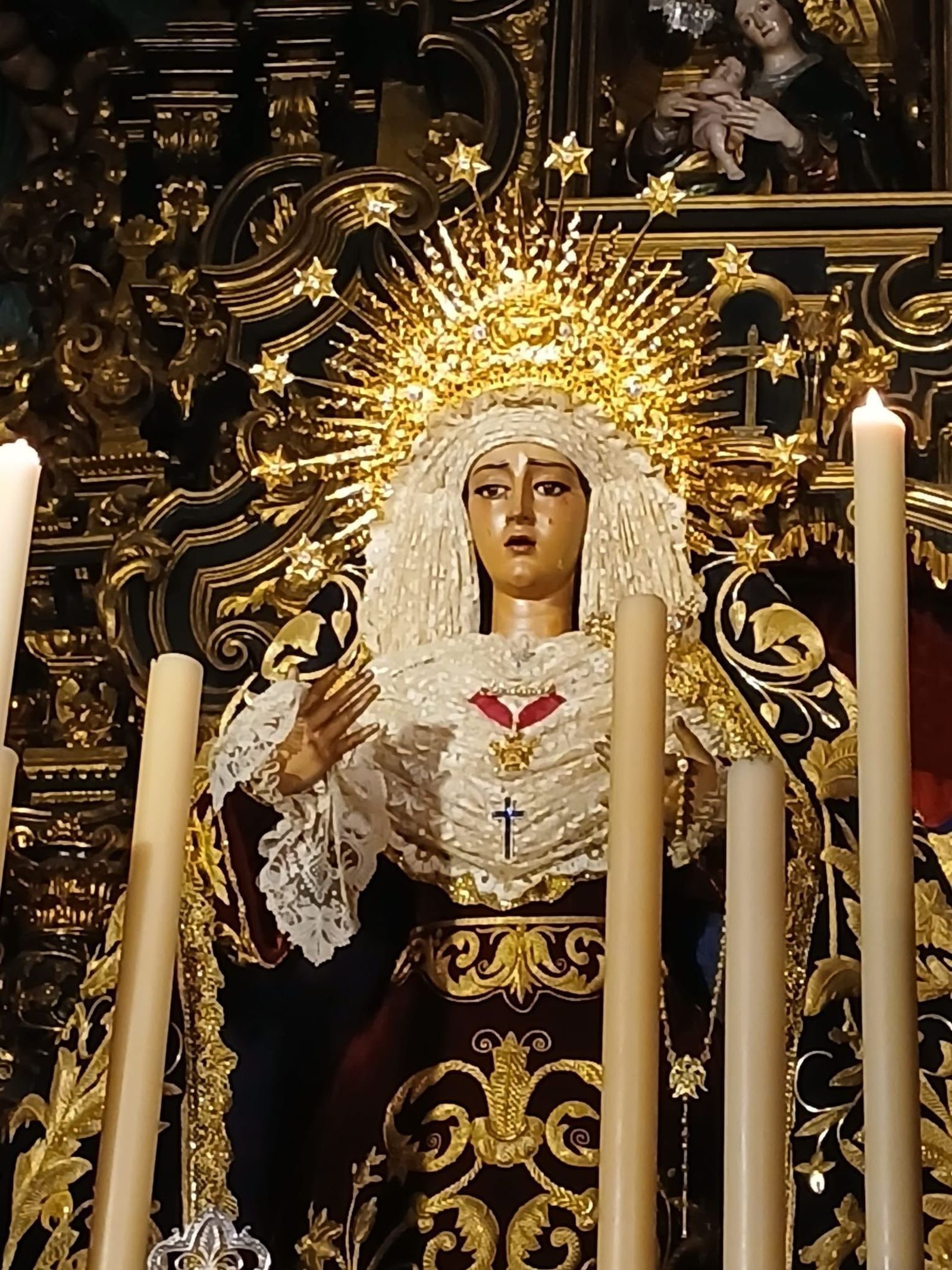 La Caridad, con la diadema de coronación de la Piedad