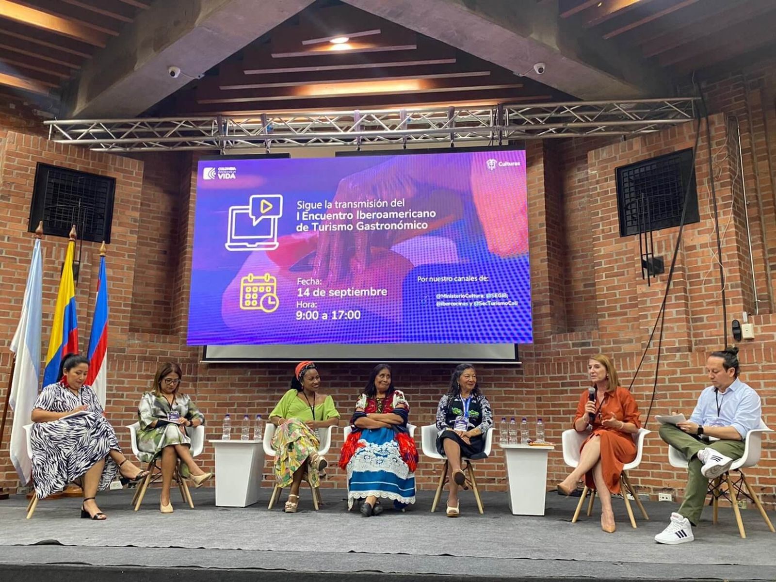 Presentación de Binómico en Colombia.