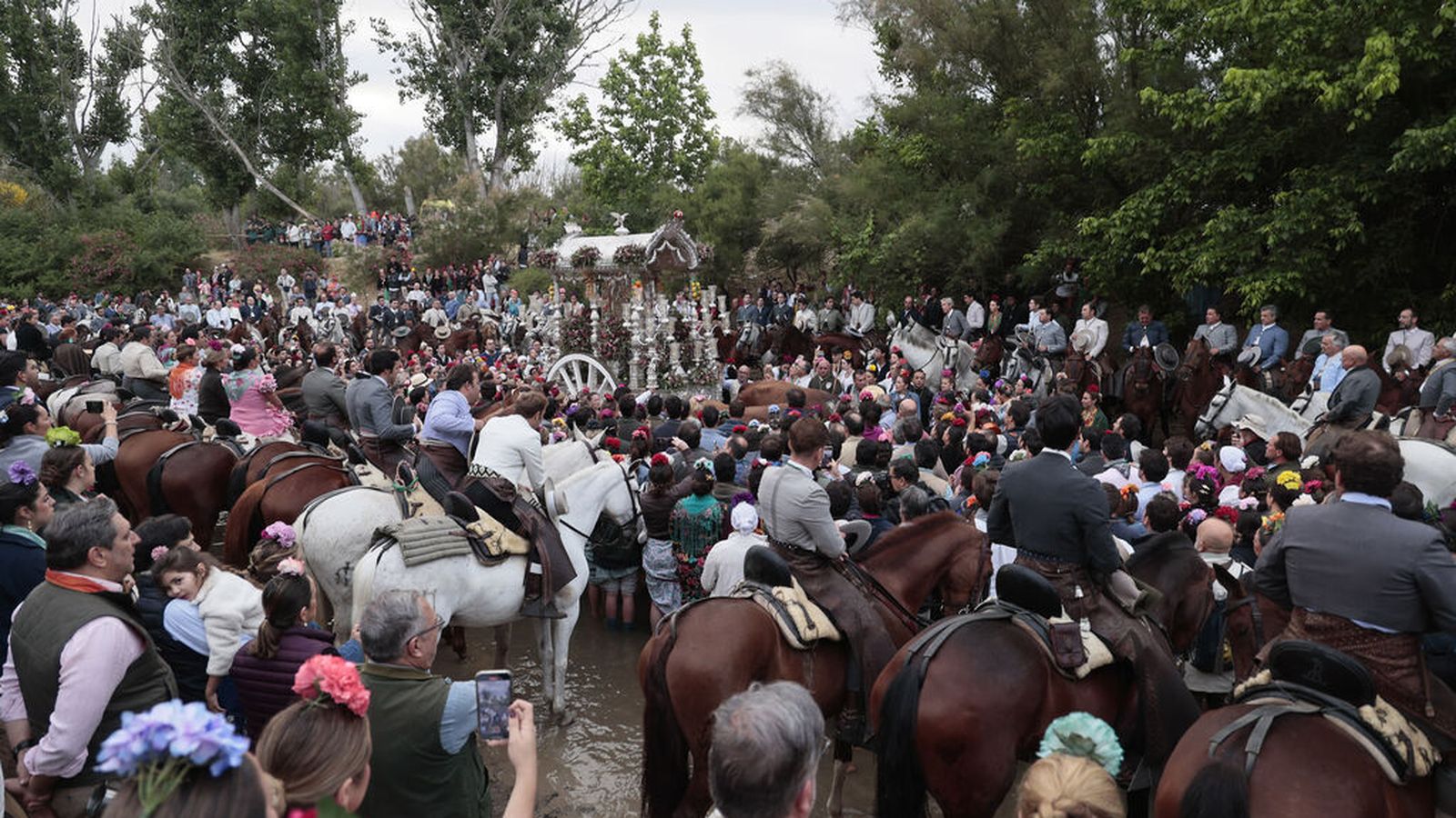 El gentío llena el vado de Quema al pasarlo la Hermandad de Triana.