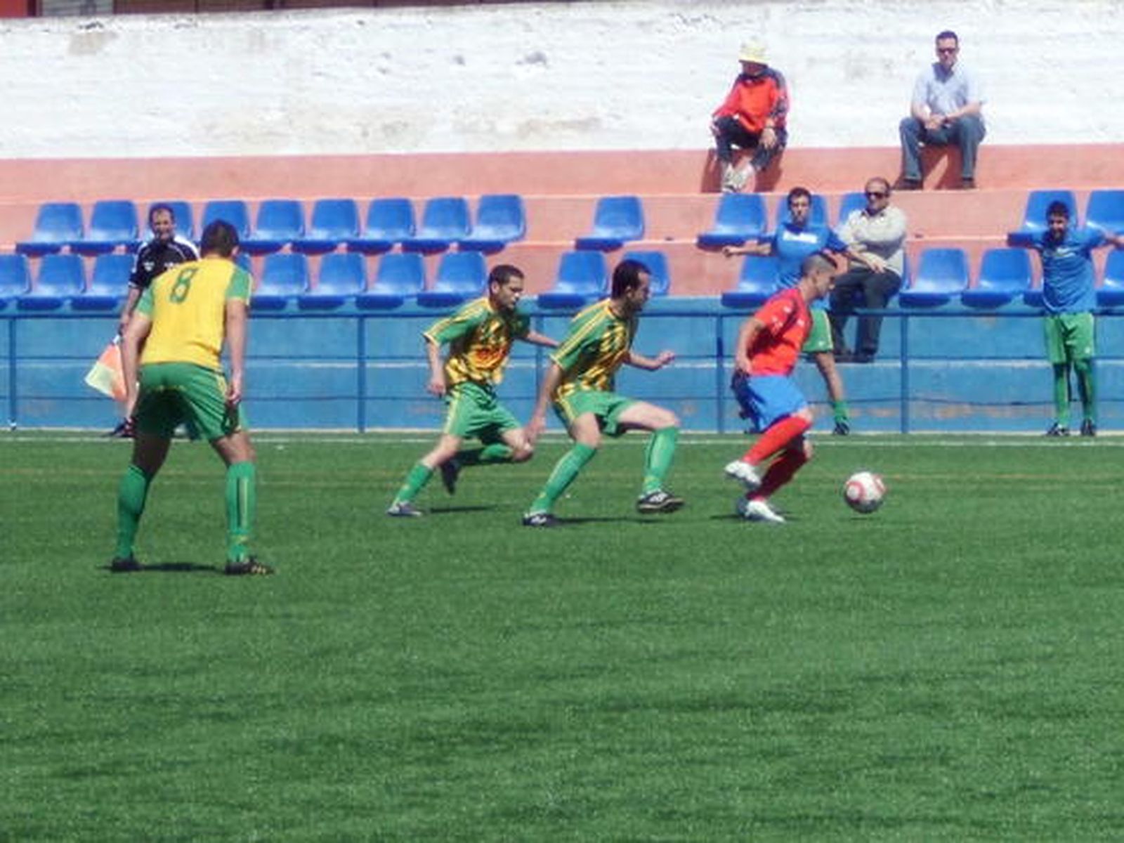 Los barreños, que enlazan cuatro jornadas sin perder, arrancan un punto en Peñarroya y aplazan el descenso al caer el Marinaleda./Fotos:Ernesto Mauris

Foto: Ernesto Mauris