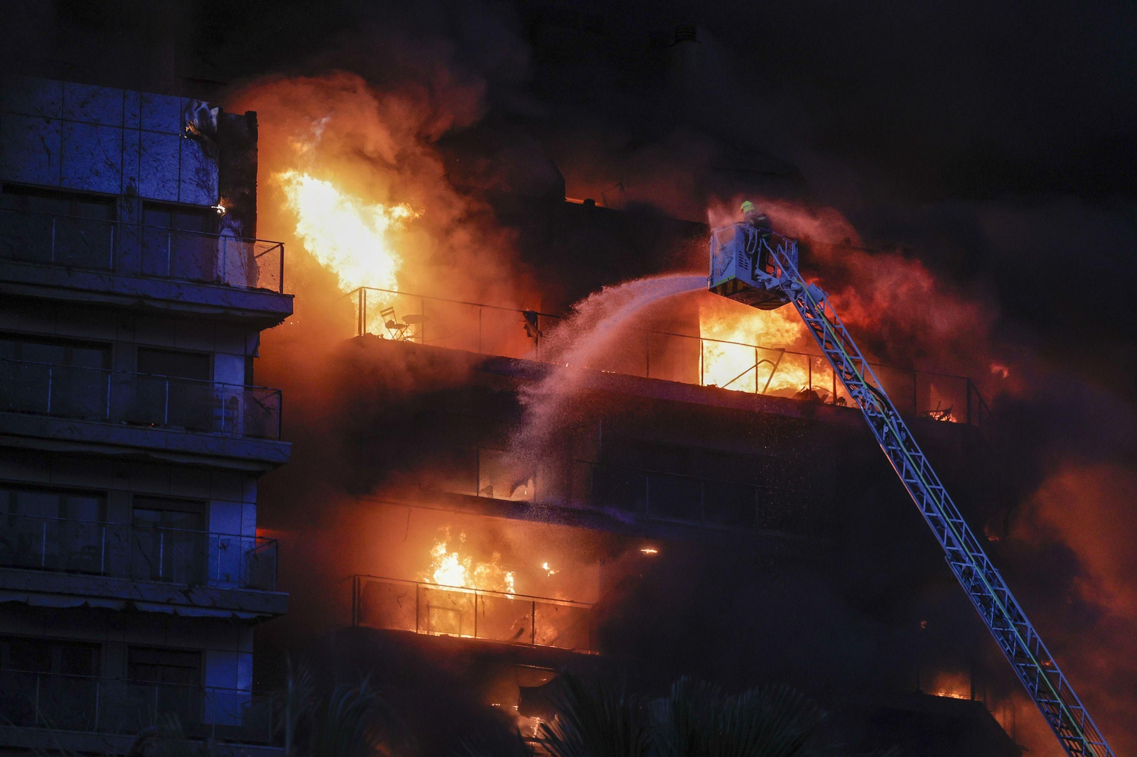 El incendio del edificio en Valencia, en imágenes El incendio del edificio en Valencia, en imágenes