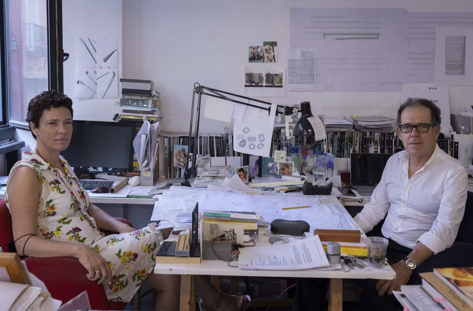 Sara de Giles y José Morales en su estudio en la calle Murillo junto a la Plaza de la Magdalena.