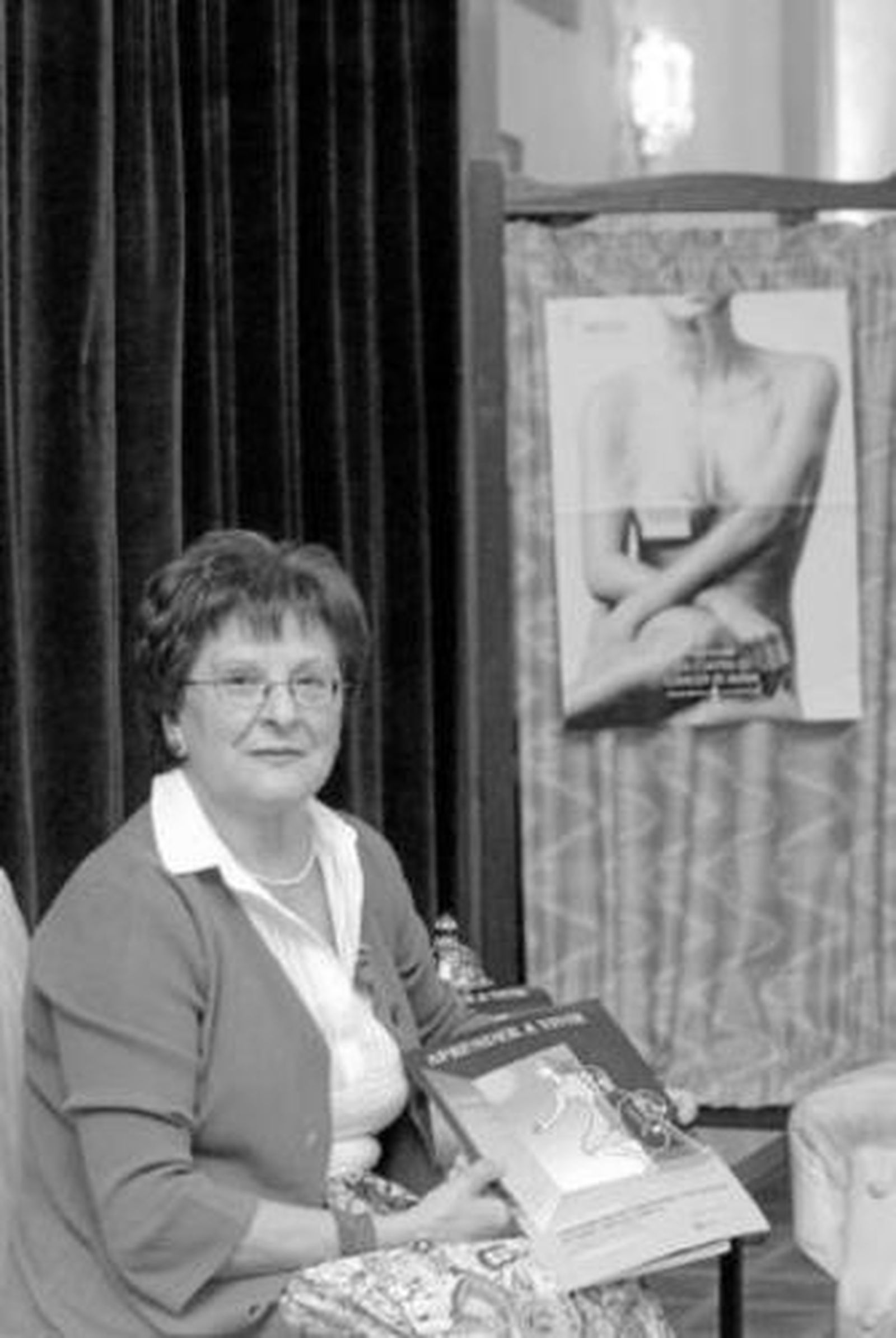 Mari Luz González, en la sede de la Asociación de Viudas en la Gran Vía.